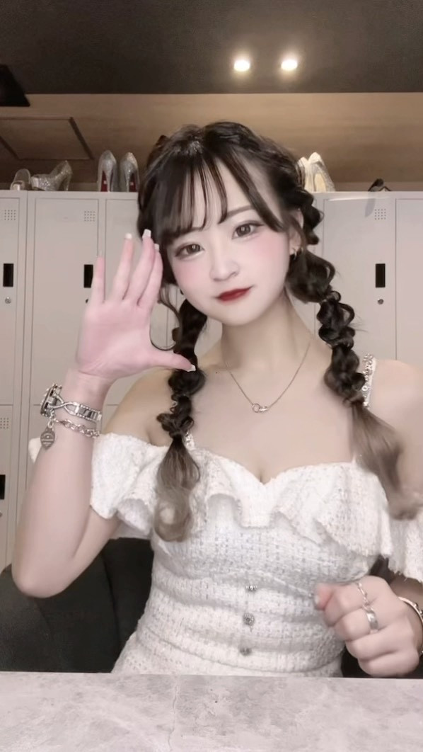 K-POPて可愛い曲多いよねっ🧸🧸
インディーズバンド大好き人間だけど最近はちょぴっとだけ
K-POPも聴くんだーーー🎧
韓国語分かるようになりたいなあ
英語は喋れたはずなのに今じゃ全然単語が出てきません(^^)

#ウルフグループ #ロイヤルステージ #ROYALSTAGE #vibi #札幌 #すすきの #錦 #名古屋 #国分町 #歌舞伎町 #六本木 #中洲 #キャバ嬢 #キャバクラ #キャバ嬢 #美人 #かわいい #モデル #model #art #ニュークラブ #ガールズバー #photograp