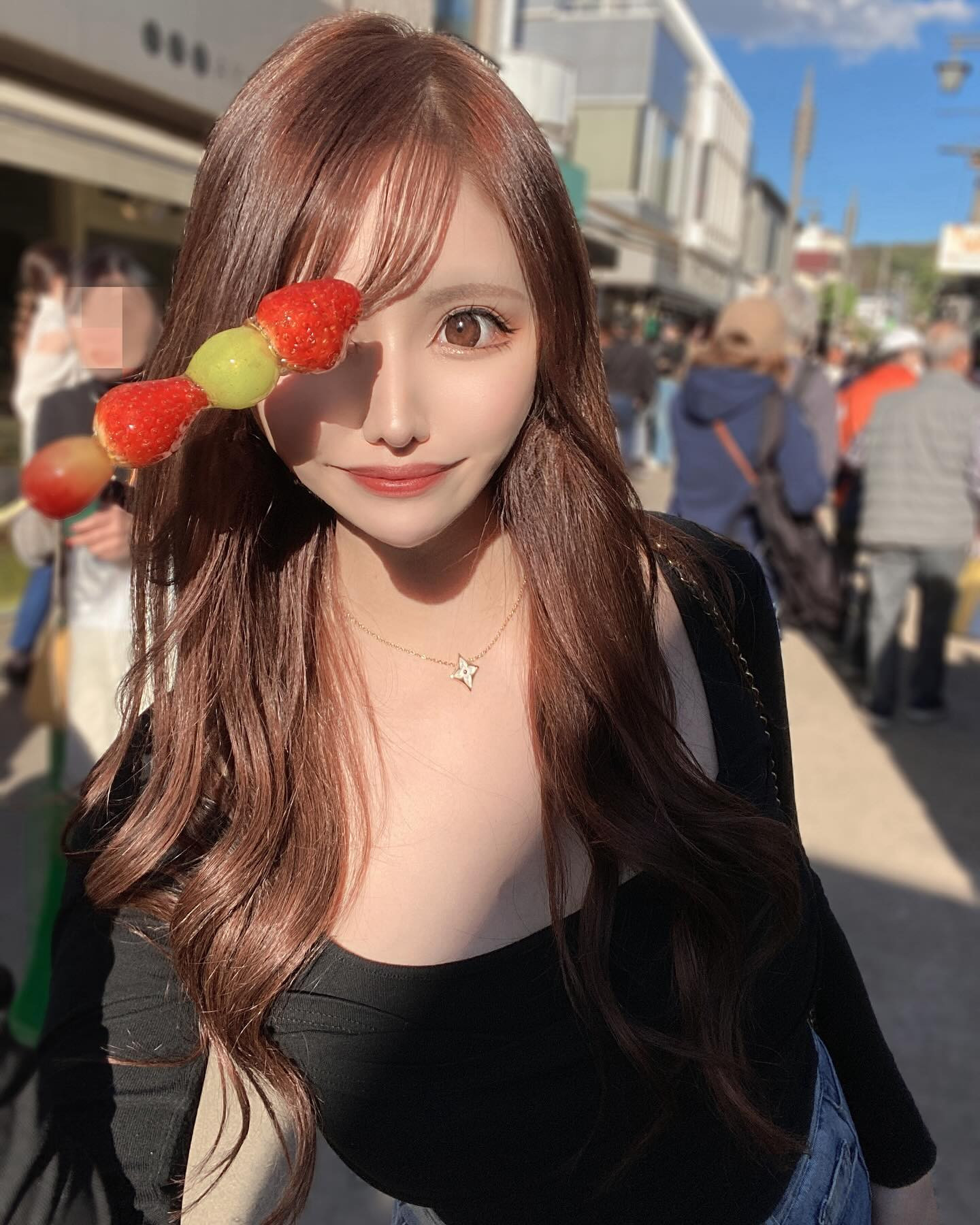 .

食べ歩き🍓🍓

#鎌倉#鎌倉グルメ#鎌倉観光#鎌倉食べ歩き#いちご飴#神社#鶴岡八幡宮#神社巡り#暗髪カラー#巻き下ろし#follow4followback#instagood#instagram#むちむちボディ#食べ歩き#大食い女子#いいね返し