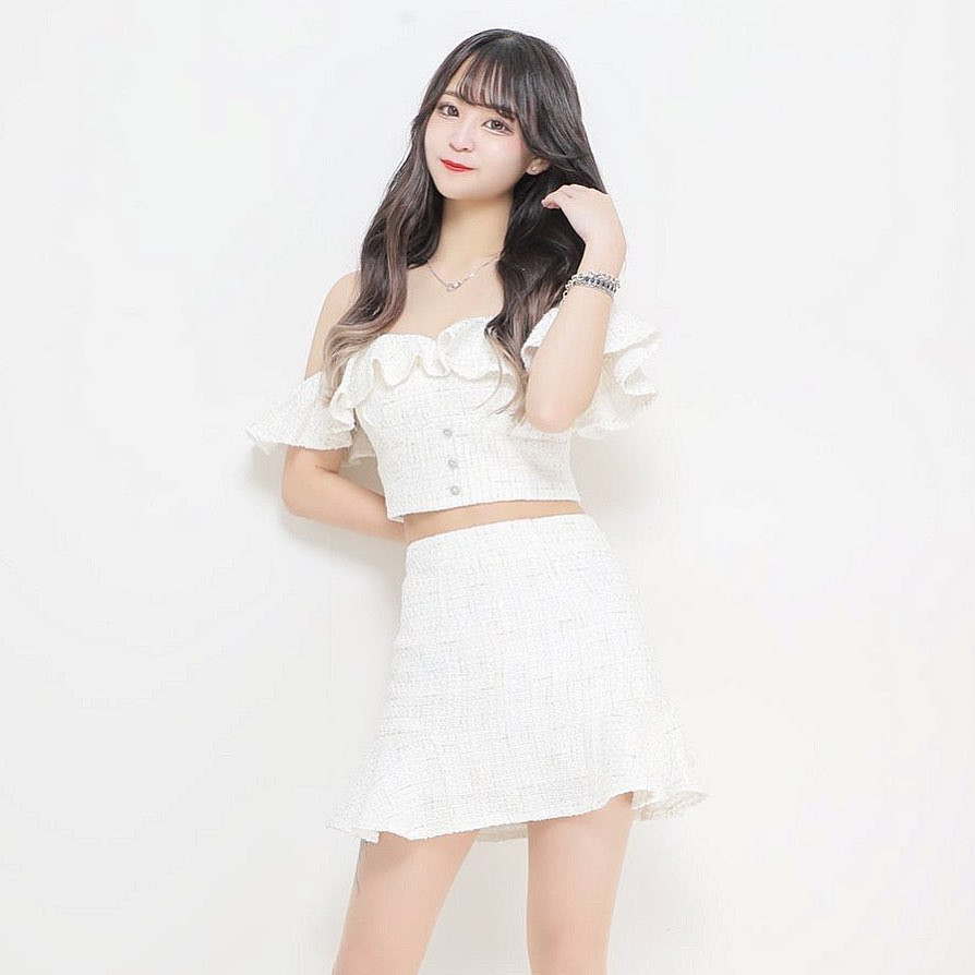 .
2月の宣材よりは可愛くなれたかな（笑）
最近のマイブームは街でクリスマスツリーを見かけたら
写真を撮ることです🎄🌟
キラキラ大好きー！！
自分へのクリスマスプレゼント何にしようかな( ᐢ. ̫ .ᐢ )

#ウルフグループ #ロイヤルステージ #ROYALSTAGE #vibi #札幌 #すすきの #錦 #名古屋 #国分町 #歌舞伎町 #六本木 #中洲 #キャバ嬢 #キャバクラ #キャバ嬢 #美人 #かわいい #モデル #model #art #ニュークラブ #ガールズバー #photography 