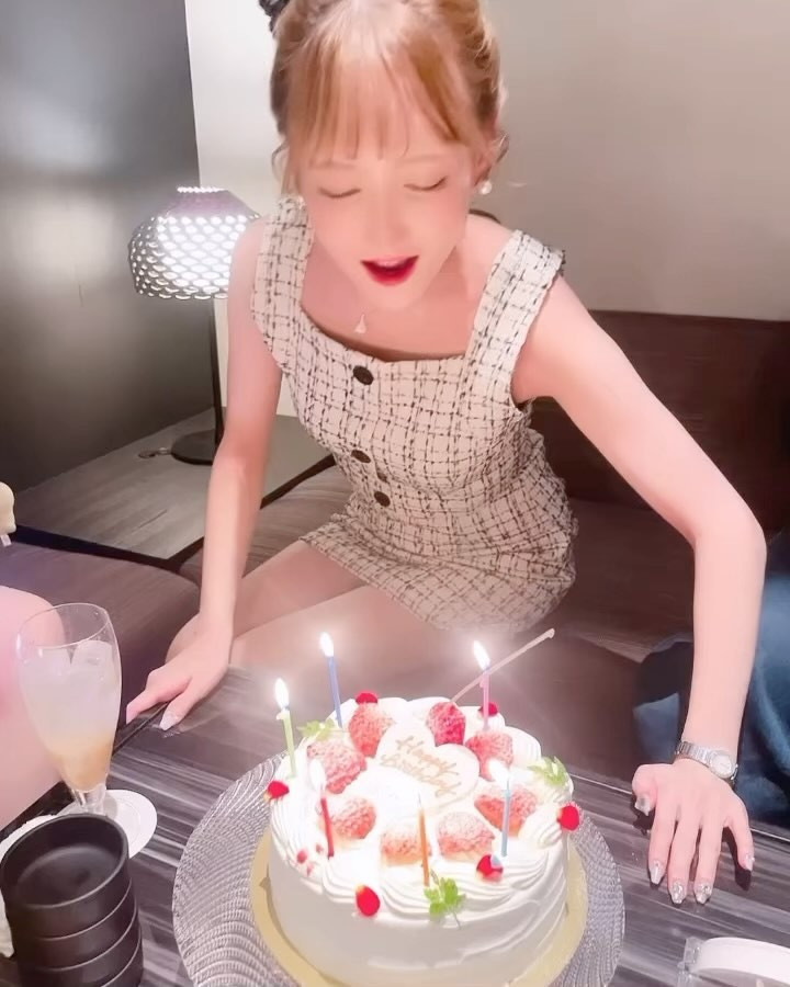 11月25日に誕生日を迎えました🎂✨
いいふたごの日に一卵性双生児で生まれた奇跡の日👶👶💕
生まれ変わっても双子がいい❤️
お母さん双子で産んでくれてありがとう🤰✨
お誕生日お祝いに来てくれた方ありがとうございました🙇‍♀️💕
アマギフやスタバ送ってくれたり
おめでとうLINEもありがとうございました☺️🩷
・
・
・
・
・
・
・
・
・
・
#誕生日#11月25日#いいふたごの日#一卵性双生児#双子#バースデー#birthday#birthdaycake #ケーキ#お洒落#キャバクラ#キャバ嬢#