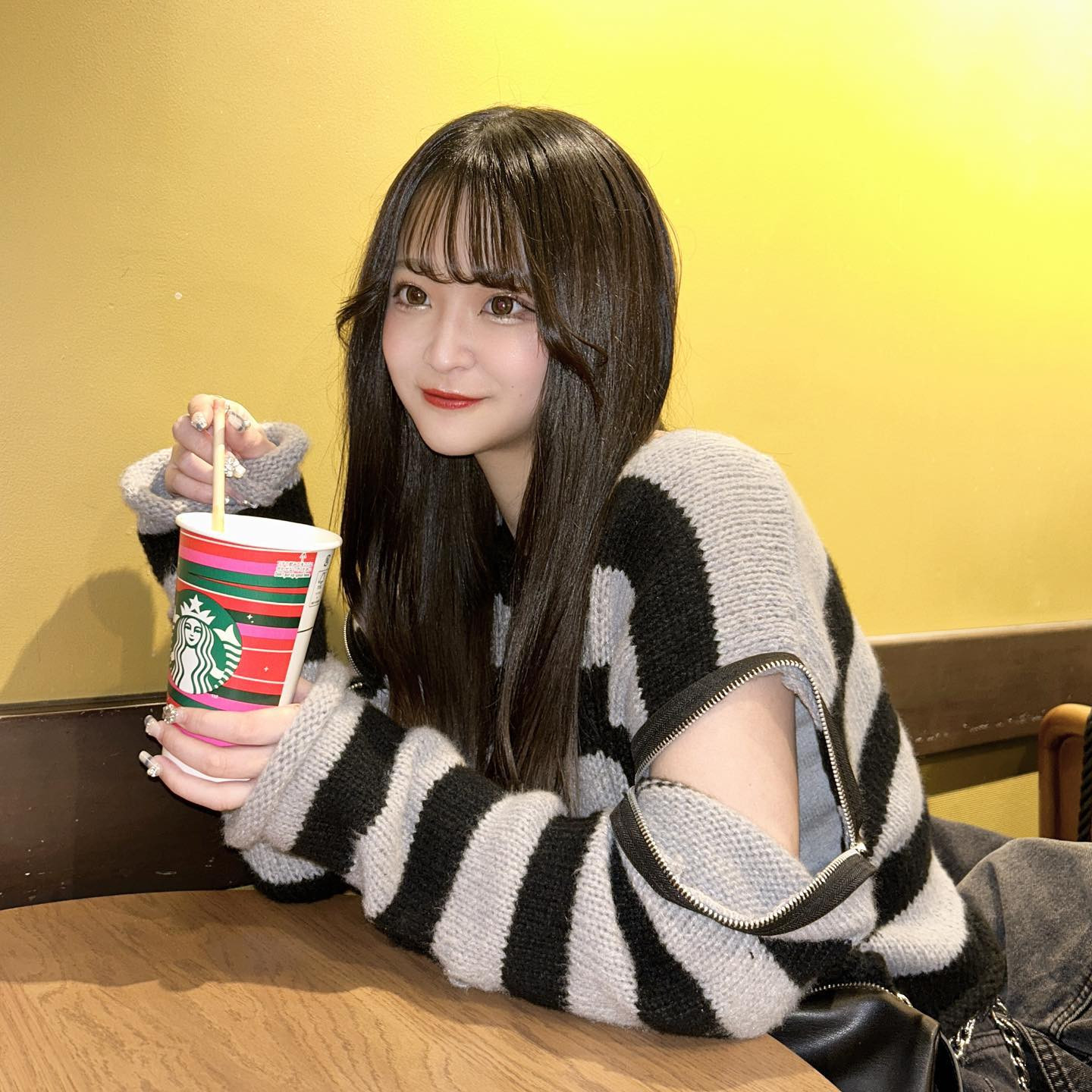 ❄️❄️
休日も四季さんと凪さんと一緒にいます　ᵕ̈
スタバのホットはストローで飲みます〜　ᵕ̈

11月度は総売上🥇
指名本数は僅差で四季さんに負けました❕🥈悔しい

きっと王華に移籍したら強者がいっぱいいると思うけど
過度の負けず嫌いなのでこれからも上に居続けたい🤯
今の結果に満足せずに、甘えすぎずに、天狗にならずに、
成長していきたいです❕❕

#ウルフグループ #ロイヤルステージ #ROYALSTAGE #vibi #札幌 #すすきの #錦 #名古屋 #国分町 #歌舞伎町 #六本木 #中洲 #キャ