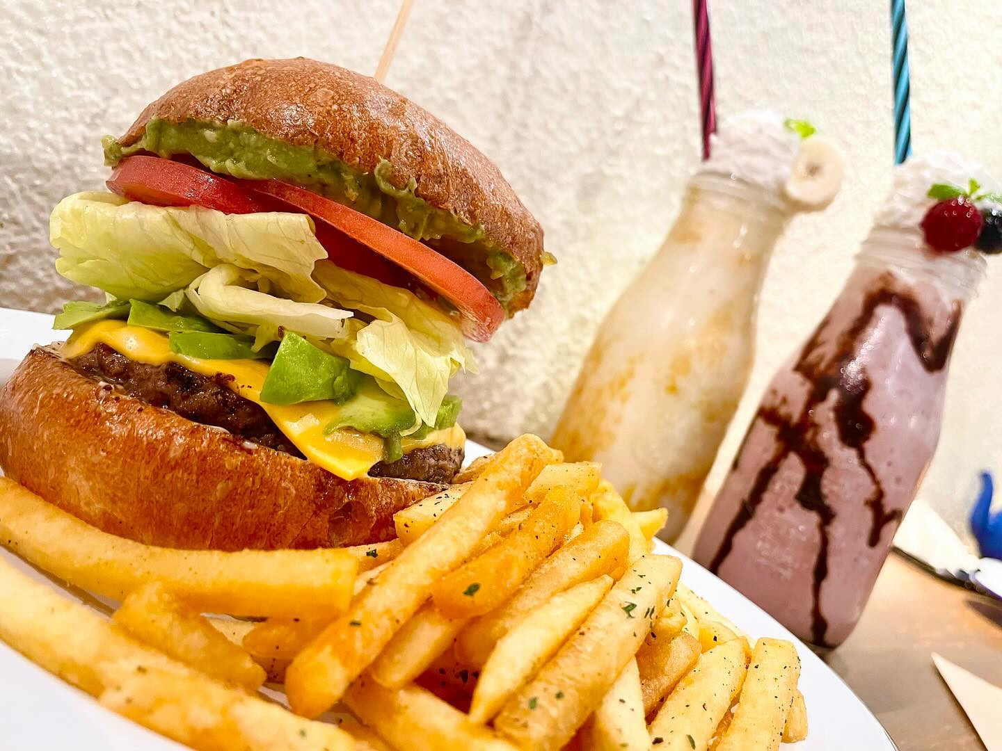 💙

出勤前にがぶり🍔
お肉がおいしすぎて感動した〜！！
ぜったいまたいく🫶🏻

#leathertrampkitchen #レザートランプキッチン #新潟ハンバーガー #ハンバーガー #ハンバーガー部 #新潟グルメ #新潟ランチ #新潟ディナー #ハンバーガー好きな人と繋がりたい #あおいの食べログ