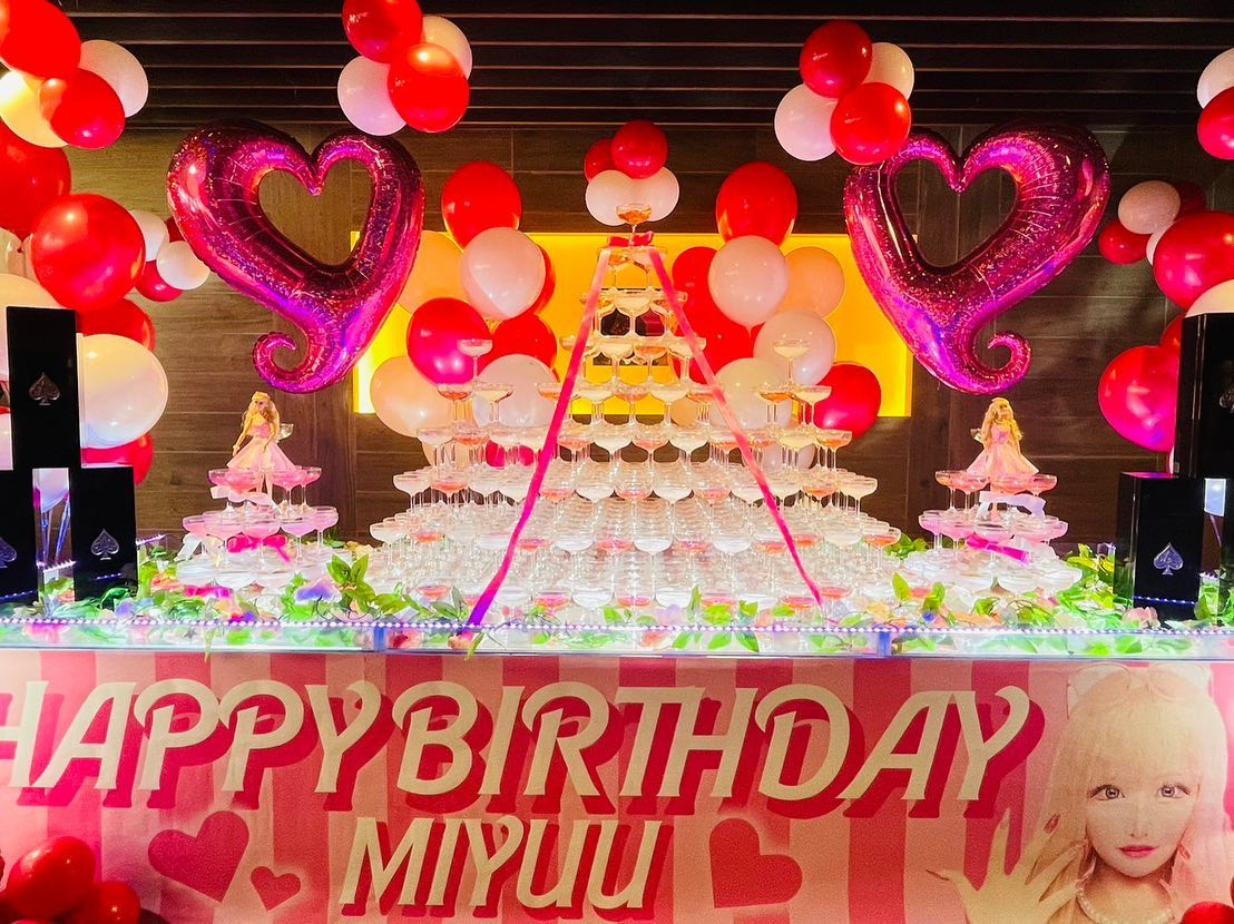 歌舞伎町初！バービー人形タワー🩷
アルマンドのブランドブランとレッドが左右に載せ忘れられてる😱
タワー流す時にバービー人形さんが
シャンパンかけられてびしょびしょにされてた😡

大きさ伝わらんなぁ
いい思い出💙🤍💙🤍

.
.
.
.
#歌舞伎町#キャバ嬢#加工#水色#シャンパン#一美優
#オレンジテラス#バースデー#お誕生日#時差投稿