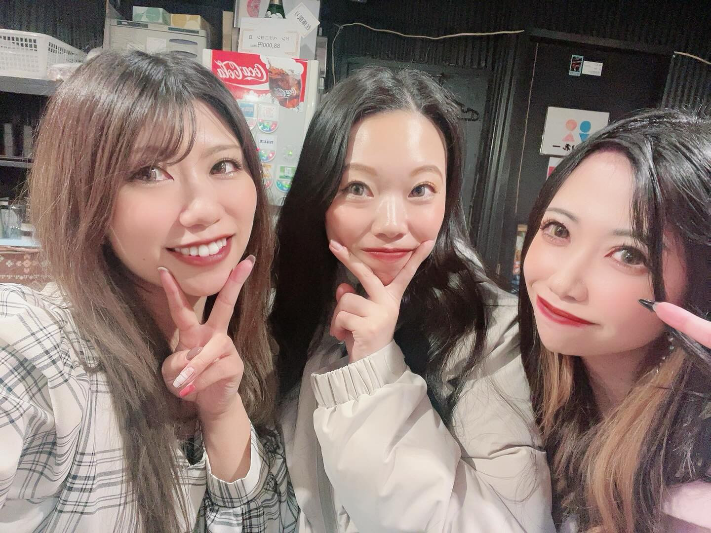 💙

ひさびさに3人揃って出勤して
営業後にごはんたべて嬉しかった日🫶🏻

年末に向けてコンパが忙しくて
なかなか2人に会えなくて
寂しい日々が続いております🥺

そしてあっとゆーまに12月！
残り1ヶ月悔いなくいっぱいお酒のも🍶笑
これを書いてる今も絶賛二日酔いだけどね、、

年末は毎年いちばん混み合うので
ご予約はお早めに〜！💛

#スナックのどか #snacknodoka
#新潟スナック #古町スナック
#古町キャバクラ #古町クラブ #古町 #スナックママ 
#美人 #美女 #セクシー #ギャル 