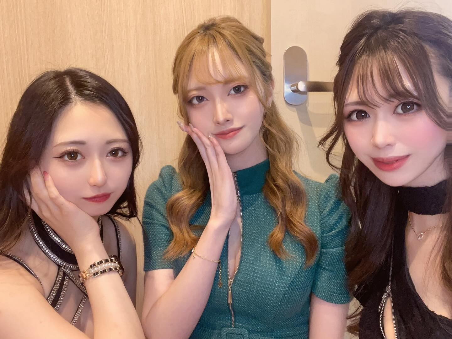 .

なつめちゃん髪の毛の色良き💛

#キャバ嬢 #キャバクラ #すすきの #高収入 #求人 #アルバイト #女子大生 #ホステス #水商売 #歌舞伎町 #夜職 #採用 #バルセロナグループ #シャチグループ #体験入店 #銀座 #ニュークラ #ニュークラ嬢 #ポケパラ  #キャスト募集 #すすきのキャバクラ #ガールズバー #北新地 #フォロワー増やしたい #instagood #follow #love #photooftheday #メイク #ファブリック

.