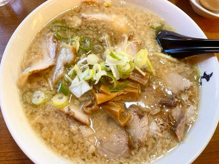 💙

最近のラ🍜定期

念願の土佐屋！！！！
衝撃的なうまさだった😭🍜
最近たべたラーメンではいちばん好みかも
ねぎもりもりなのもうれしい
次は味噌たべたい
てか駅前もこのクオリティなの！？😭
だったら毎週いっちゃう、、😭

いっとうやは何年ぶり？？ってかんじだったけど
さすが人気店だよねおいしい
でっかいちゃーしゅーひよるけどね。笑
のりダーはもう安定に週一🫶🏻

ごちそうさまでした🍜🤍

#土佐屋 #いっとうや #ら麺のりダー 
#新潟らーめん #新潟ラーメン #ラーメン #らーめん #新潟らーめん部