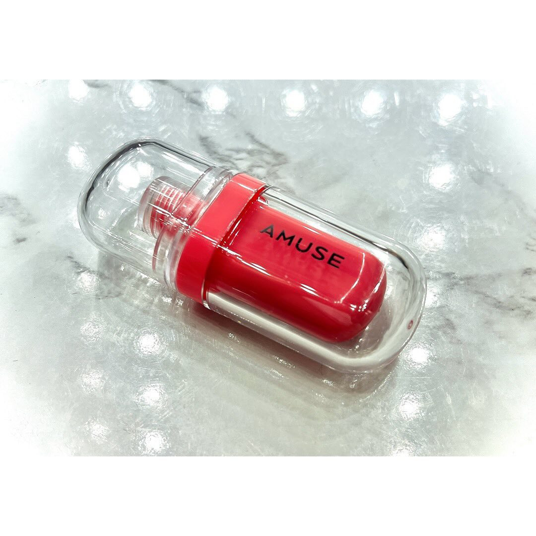 AMUSE(アミューズ)のジェルフィットティント🍒
3重ツヤシステムで光沢感あってぷるんとしててとてもかわちい🥹💕
12時間持続するぽくて肌なじみの良い粘膜リップカラー💄💋
ころころしたカプセル型パッケージも持ってるだけで可愛い💖
8種のヒアルロン酸が入っててジェリー膜で保湿感ロックしてくれるの🔒
Viviさん来てくれる人は私よくリップ塗り直す癖あるの気づいてるよね…？笑
でもこれに変えたら気にせず長時間いい感じ😍
使ってるのは日本限定の桜ジェリーだよ🌸💄
1枚目の写真は撮り方でちょっと鮮やかになりすぎた