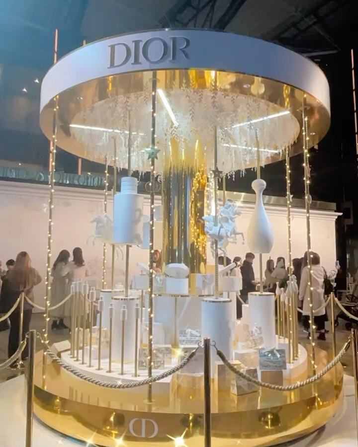 メリーゴーランドぐるぐるしててかわいい❤︎

.
.
.

#dior #diormakeup #holiday #六本木ヒルズ 
#新宿 #歌舞伎町 #キャバ嬢 #キャバクラ #撮影 #ヘアアレンジ  #リュアーグ #指名  #六本木  #instagood #instalike #lfl #暗髪  #いいね返し #きゃばきゃば #ドレス #水商売 #自撮り女子 #selfie #フォロー返します  #酒好きな人と繋がりたい #かわいい  #シャンパン #キャバ #むちむち #ギャル