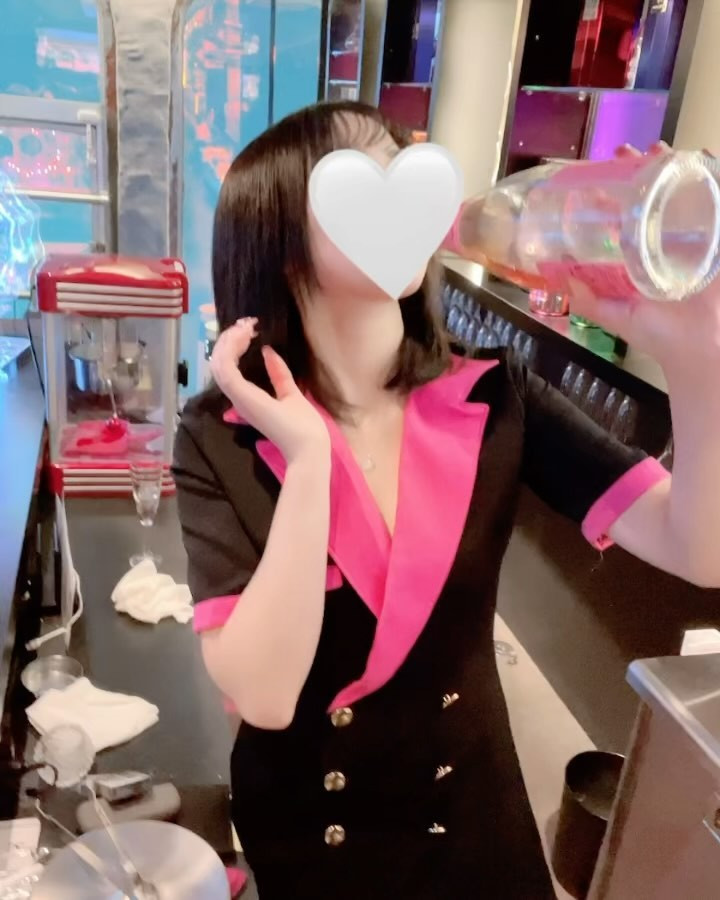 12/15.16 お祝いしてくださった方々ありがとうございました｡˚✩

にこのバースデーイベントを2日間KⅡでやらせていただいて、たくさんの方からおめでとうを頂けました👶🏻♡
遠隔でも直接でもドリンクやテキーラ、チェキ、シャンパンにこへのプレゼントいーっぱいで嬉しかったです🎀
正直このイベントをやるにあたって準備不足な部分もありましたし、この2日間どんな風になるのか検討もつかず、日程が決まってからの1ヶ月ずっと不安でした
ですが、本当にたくさんの方のおかげでにこの期待以上にこのイベントを盛り上げていただ