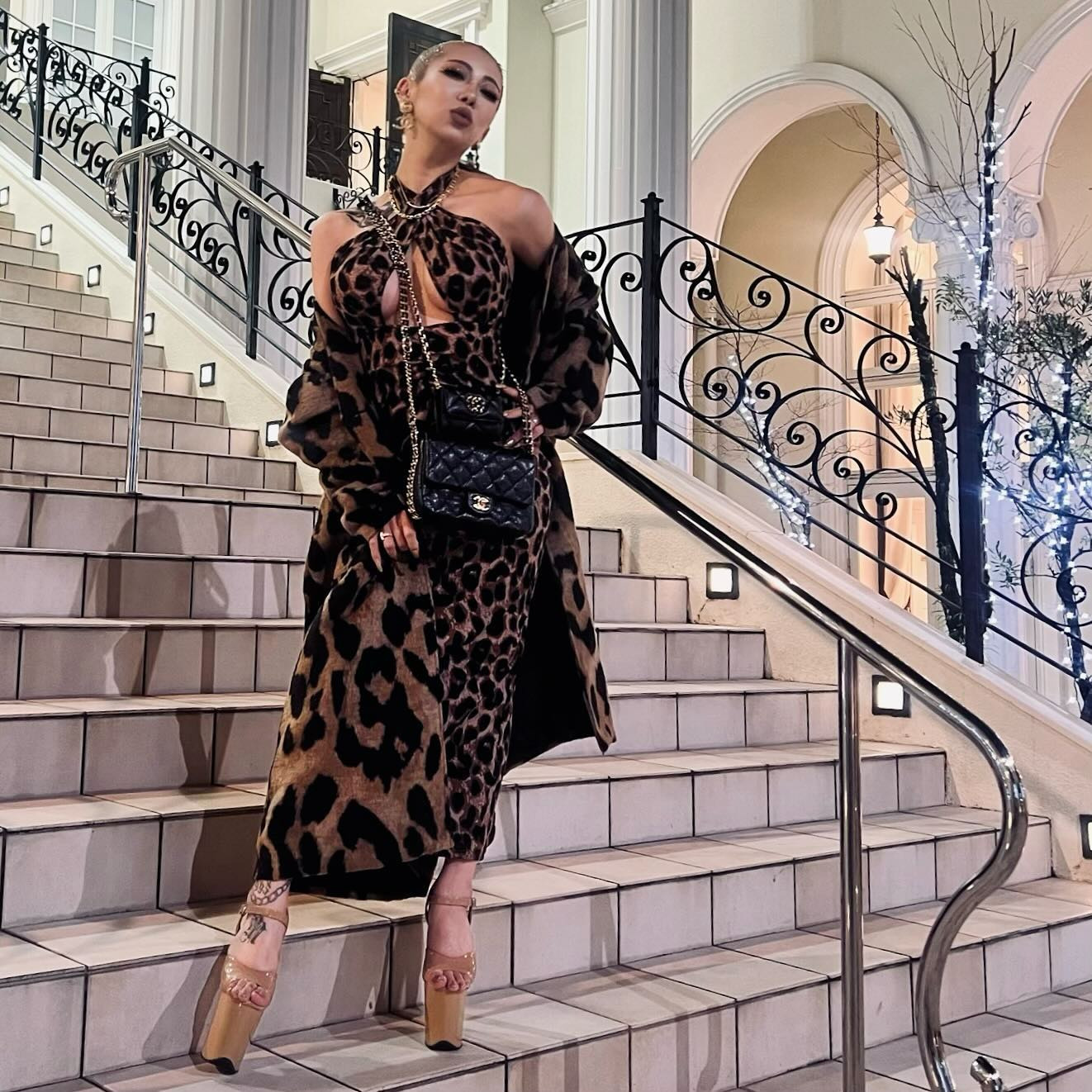 .
@kero.0622 の結婚式より。
誰よりもイキり倒して最終的に三次会まで行きましたが
『おはよう、水飲めよ、お金はしっかり頂きます』の置き手紙と共に親友の飲み屋で起床、楽しかった代償はつらい...
改めてけろちゃん、結婚おめでとう🐸💚
天才カメラマンは @by.erica_ikeda