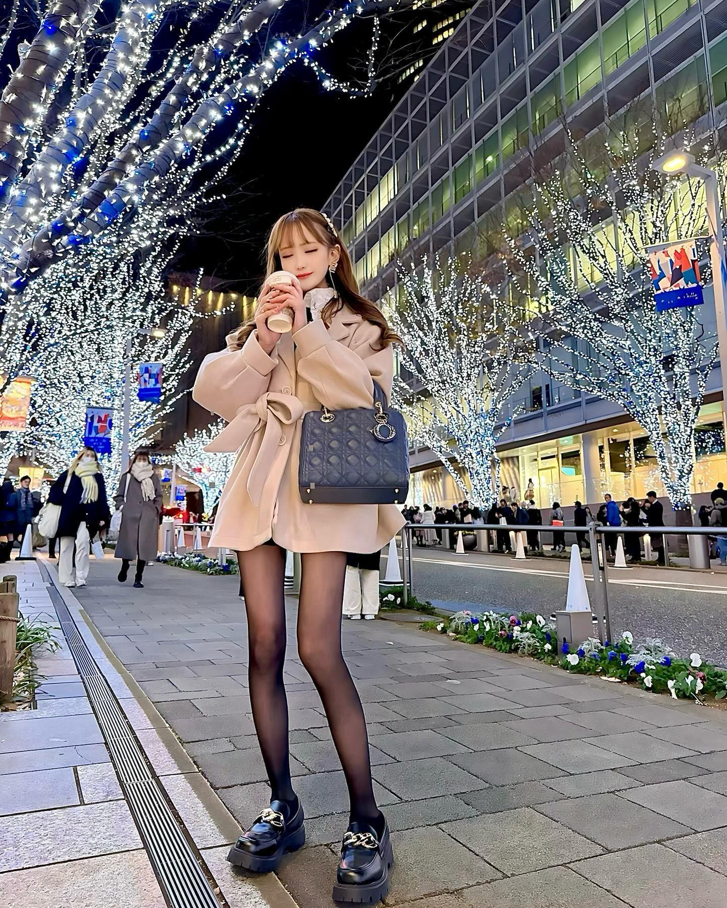 けやき坂イルミネーション🌟🎄
今年も見に行けた🙌💕
この季節は街がキラキラしてて大好き✨
一年中冬がいい⛄️❄️
・
・
・
・
・
・
・
・
・
・
・
・
・
#けやき坂#けやき坂イルミネーション#イルミネーション#illumination#christmas#クリスマス#Xmas#クリスマスツリー#dior #ディオール#xmastree#六本木#六本木ヒルズ#クリスマスマーケット#xmasmarket #merrychristmas#東京 #新宿 #歌舞伎町 #キャバクラ #キャバ嬢#水商売#お
