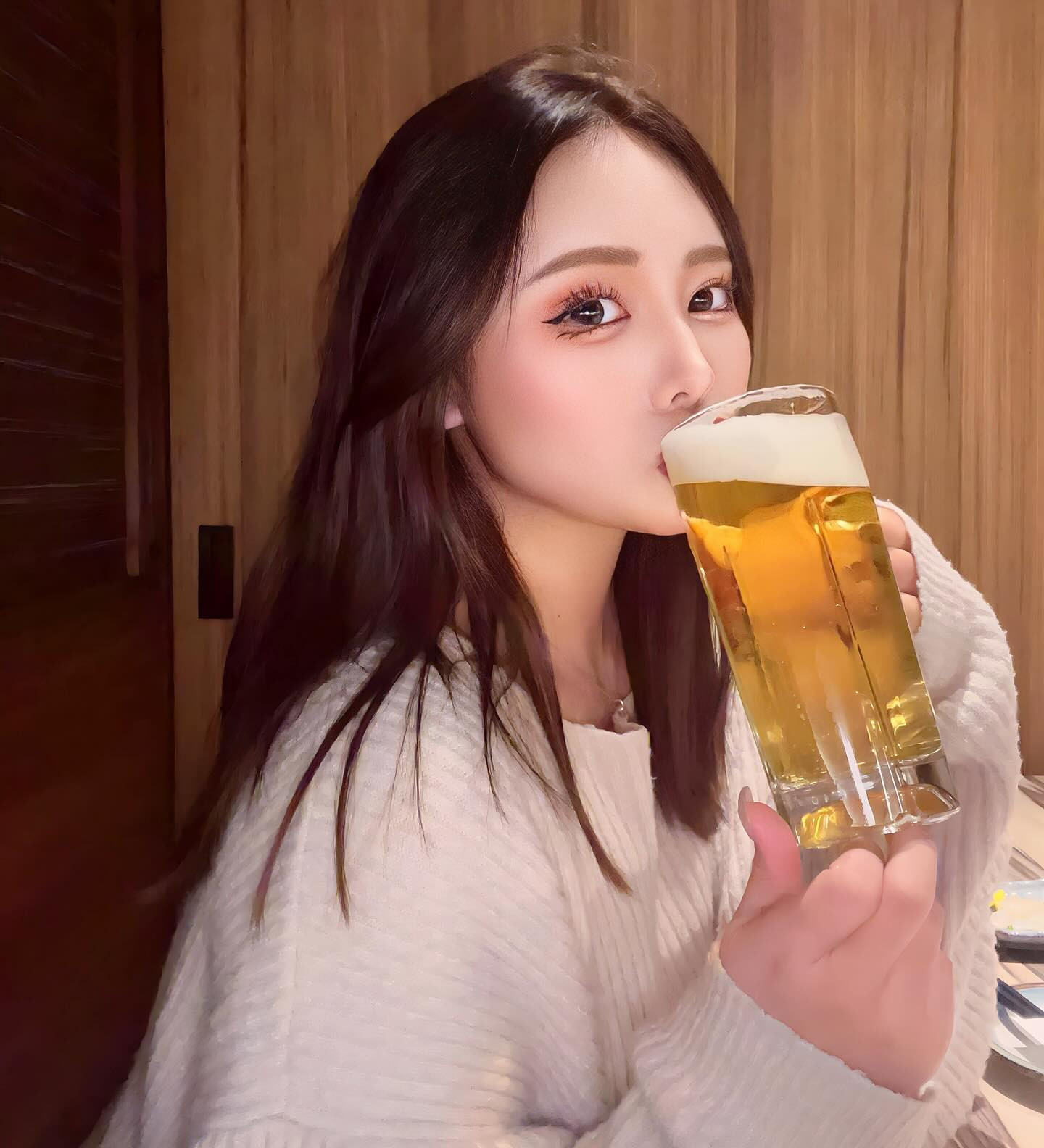 みなさま今年もありがとうございました
いつもたくさんの人に支えられて生きていけてます感謝‼️

今年はたくさんビールを飲みました♡

.
.
.
.

#年末 #2023 #大晦日 #ありがとう 
#新宿 #歌舞伎町 #キャバ嬢 #キャバクラ #撮影 #ヘアアレンジ  #リュアーグ #指名  #六本木  #instagood #instalike #lfl #暗髪  #いいね返し #きゃばきゃば #ドレス #水商売 #自撮り女子 #selfie #フォロー返します  #酒好きな人と繋がりたい #かわいい 