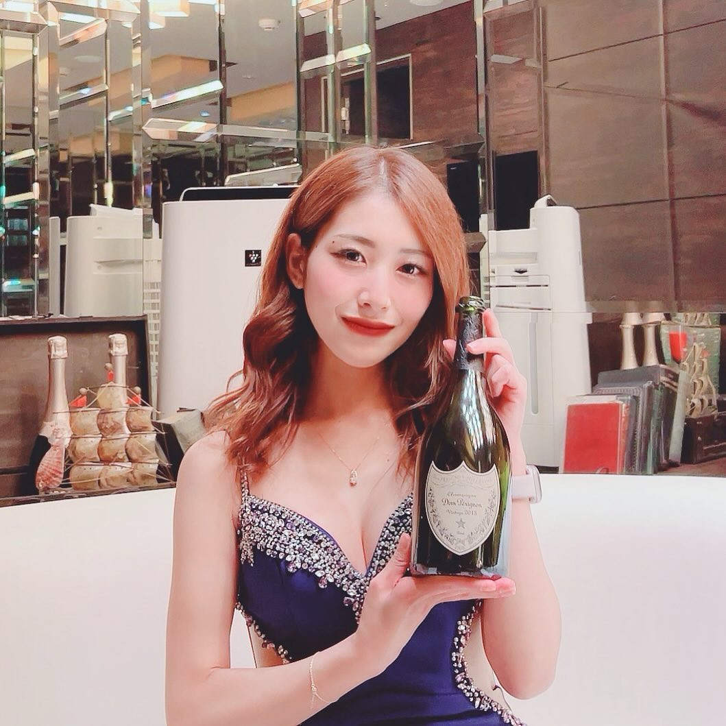 ２０２３年末飲み納め🤍➕いちか納め
してくれた方ありがとうございました😶‍🌫️🩷
.
.
.
.
.
#大宮#南銀#キャバ嬢#キャバクラ#2023#飲み屋さん#都内#新宿#吉祥寺#六本木#いいね#いいね返し#シャンパン#ドンペリ#ありがとうございました#インスタ映え#お酒#好き#お酒好きな人と繋がりたい #飲み納め#フォロー#フォロー返し#ドレス#キラキラ#🤍#instagram#champagne#like#l4likes#fyp