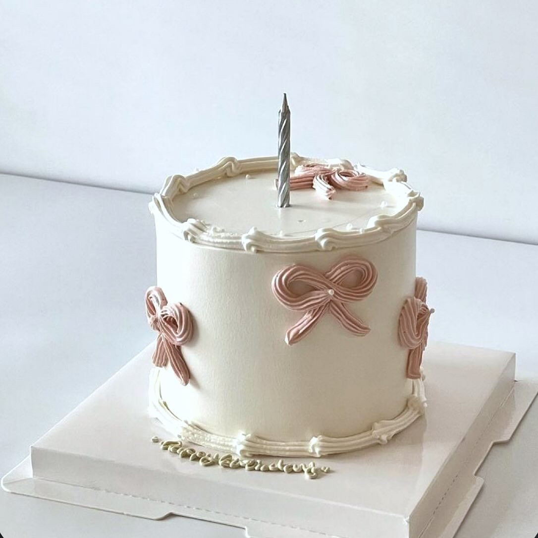 🌸 ご報告 🌸

ブログやストーリーでは
ご報告させていただいていたのですが
今年から殿堂入りということでナンバーを抜けました。

店前のパネルにいなくて
ビックリしちゃうかもしれないのですが
今まで通り指名できるので指名してくださいね☺️

そして今月はイベントはやらずに月間バースデー
にさせていただいたので気楽にきてください💭

可愛いドレスは着たいので
18日と30日はいつもと違うドレスを着ます🤭笑

今年もお祝いしてくれた方にはステッカー等
用意してるので楽しみにしててくださいね🩰

お花を送って