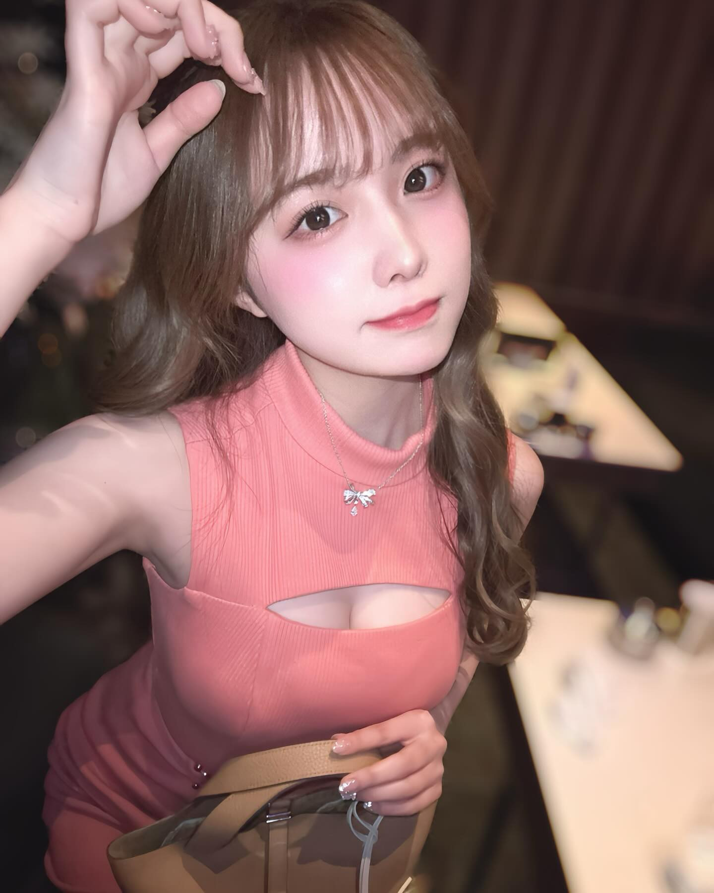 フロアでの写真珍しいかも🤍
こんな感じでお仕事してるよ🐴🤍

┈┈┈┈┈┈┈┈┈┈┈┈┈┈┈┈┈┈┈┈┈┈┈
𝐡𝐚𝐧𝐚𝐬𝐚𝐤𝐢 𝐤𝐚𝐧𝐨𝐧￤華咲 かのん🐼🍼
⁡
▫️New club @rymansbar_susukino
▫️札幌市中央区南5西3オークラビル2F
出勤確認はDMかお店にお電話お願いします໒꒱
┈┈┈┈┈┈┈┈┈┈┈┈┈┈┈┈┈┈┈┈┈┈┈

#すすきの #キャバ嬢 #かわいい女の子 #キャバドレス