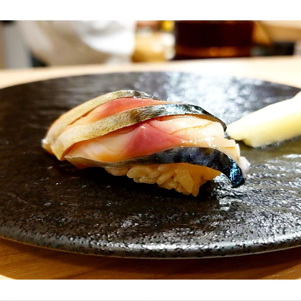 .
てら田part2💕

人見知りだから自分から話しかけるとかしないんだけど、大将さんが気さくに話しかけてくれるからいろいろな話が聞けて楽しかったな🦄

行った日は娘さんがスタッフとして働いてて、東京に進学？就職？の兼ね合いでかなりレアだったらしい✨

後半のお気に入りはトロと雲丹巻きと最後の穴子♥️

最後巻きにするか握りにするか聞いてくれて、握りにしてみた！穴子美味しいよね〜〜🤡🎉

あとここはシャリが赤も白もどっちも出てくるんだけど、結構珍しい…よね？？🧐
まなみが知らないだけかも？？🙃笑

また行