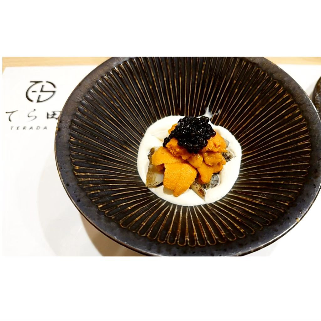 .
てら田part1✨

最初に出た、確かタチと長芋のソースがかかった鮑と雲丹のやつめっちゃ美味しい♥️

大将がいろいろ説明してくれる方で雰囲気がとてもアットホーム☀️

サーモンは北海道で養殖してるあかねというサーモンらしく
予約だけで一般に出回る量がないんだとか🤔

ふぐも北海道で養殖してるものらしく、食感もよくて美味しかった💕
道産のふぐなんてあるんだねー✨
ここで食べたものはほとんど道産なんじゃないかな？？

帆立が大きくてびっくり！
口に入れるのが大変だった笑笑

ガリが茎状？で出るタイプだっ