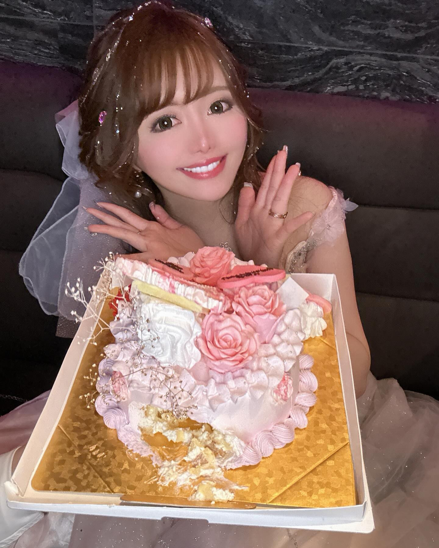 .
.
写真撮りたいから
表は残しといてね😢💓
って事で
食べられた裏側🎂🤣笑
.
.
#大阪#ミナミ#キャバクラ#キャバ嬢 #キャバ#大阪キャバクラ#ミナミキャバクラ#北新地キャバクラ#大阪キャバ嬢#ミナミキャバ嬢#北新地キャバ嬢#華月えみり#カイザー#カイザーグループ#アンジュール#アンジュールミナミ#unjourミナミ#unjourminami#圧倒的 ##夜遊びガイド #心斎橋飲み#バースデー撮影#キャバクラバースデー#ハーフアップアレンジ#バースデーフォト #バースデーケーキ#vanityme#