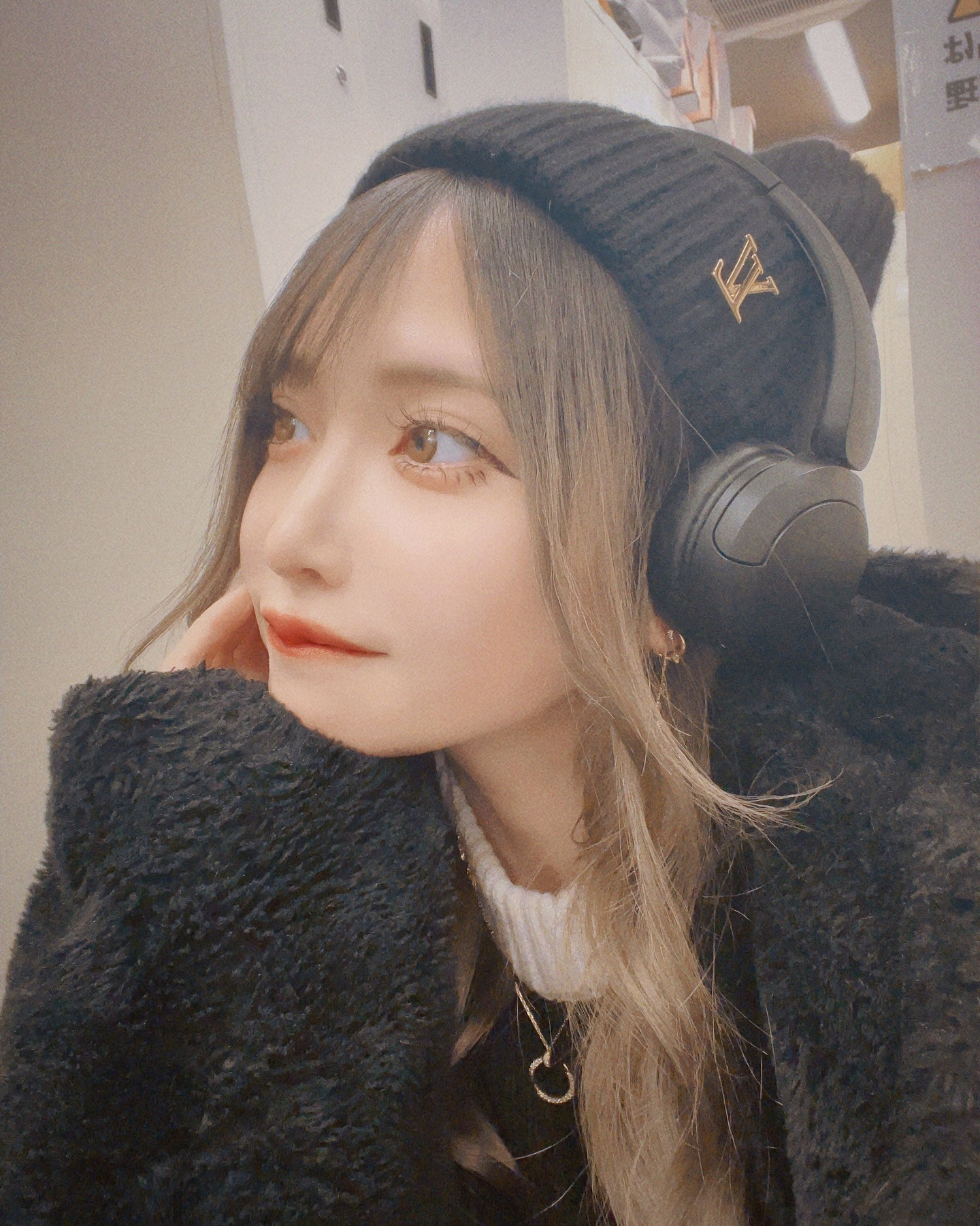 .
.
汽車を待つ君の横で
ぼくは時計を気にしてる

季節外れの雪が降ってる
.
.