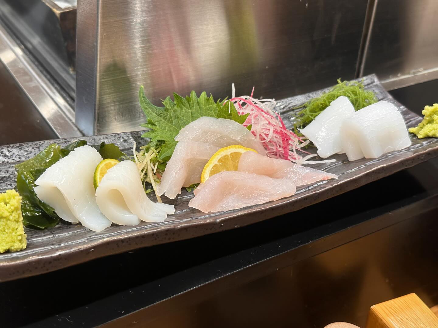 .
吟遊 @神楽坂

東西線の神楽坂駅近くにあるお寿司屋さん🍣
神楽坂通りを登った先にあるから、飯田橋周辺というよりは神楽坂上の路地の方に住んでる人とかが利用してる感じ

ここ今世紀最大のお気に入り🙌🏻

カワハギの刺身を肝醤油と一緒に出してもらえたんだけど、今まで食べたカワハギの中でダントツ1番の美味しさだった…！
一品もののクオリティが高すぎて、どれを食べても間違いなしだったんだけど、春野菜の天ぷらとか季節ものはやっぱり良いね🌿
これからは蛤も時期になってくるから、この日食べた貝でも大ぶりだったけど更