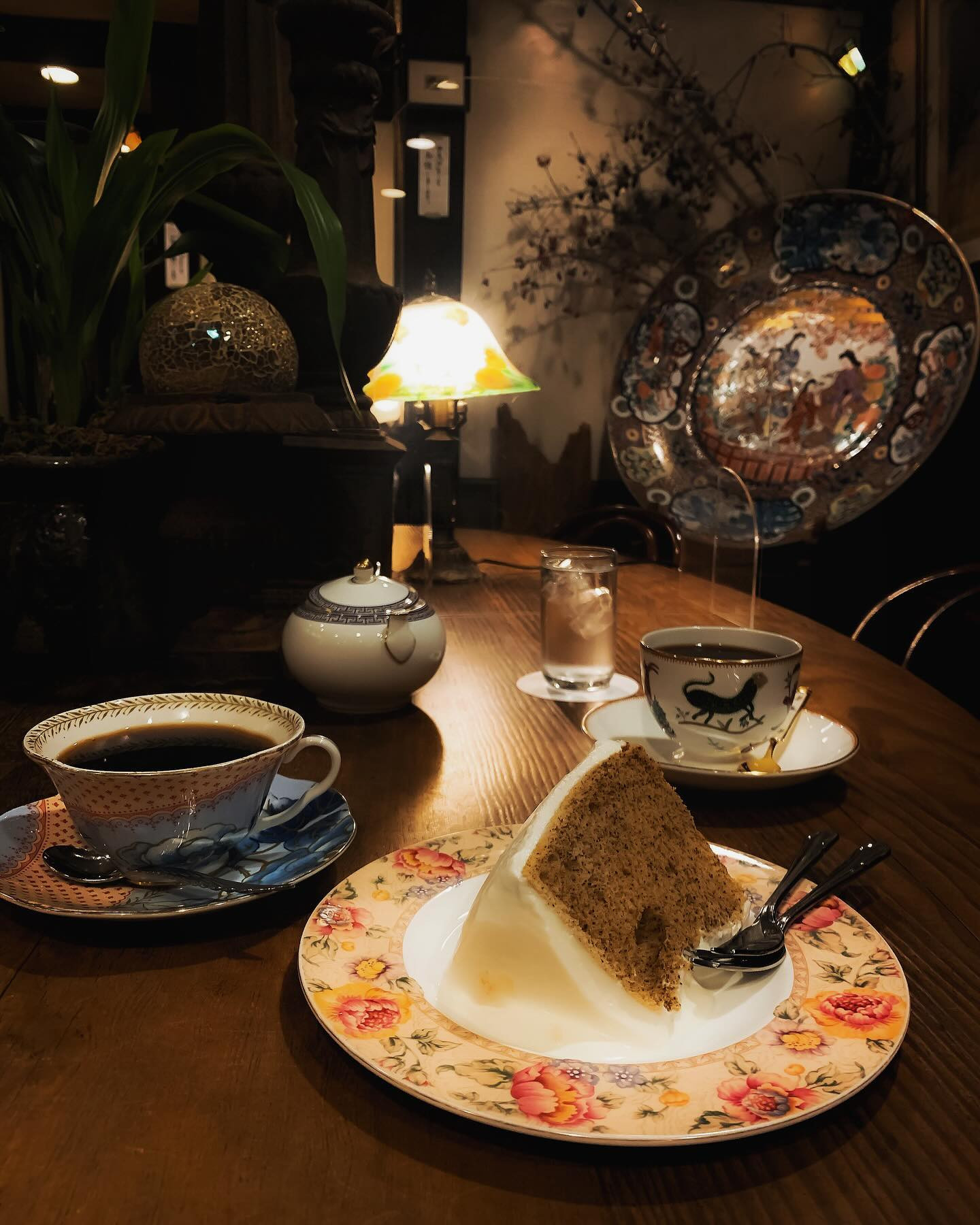 .
茶亭 羽當 @渋谷

渋谷にある1989年創業の純喫茶☕𓈒𓏸︎︎︎︎
マスターがお客さんのイメージに合わせて毎回色んな種類のカップを出してくれる、ティーカップ好きにはたまらん喫茶店

ここのシフォンケーキめちゃくちゃ美味しくて雲みたいにふわふわで、幸せを具現化したようなお菓子だったな…💭
こういう所で大学時代の友達と永遠に話してる時間ってなによりも良いよね、コーヒー1杯で得られる心の栄養がでかすぎる～

友達のカップにキュウリの妖怪みたいなイラスト描かれてたのいまだに思い出してじわじわきている。あれは