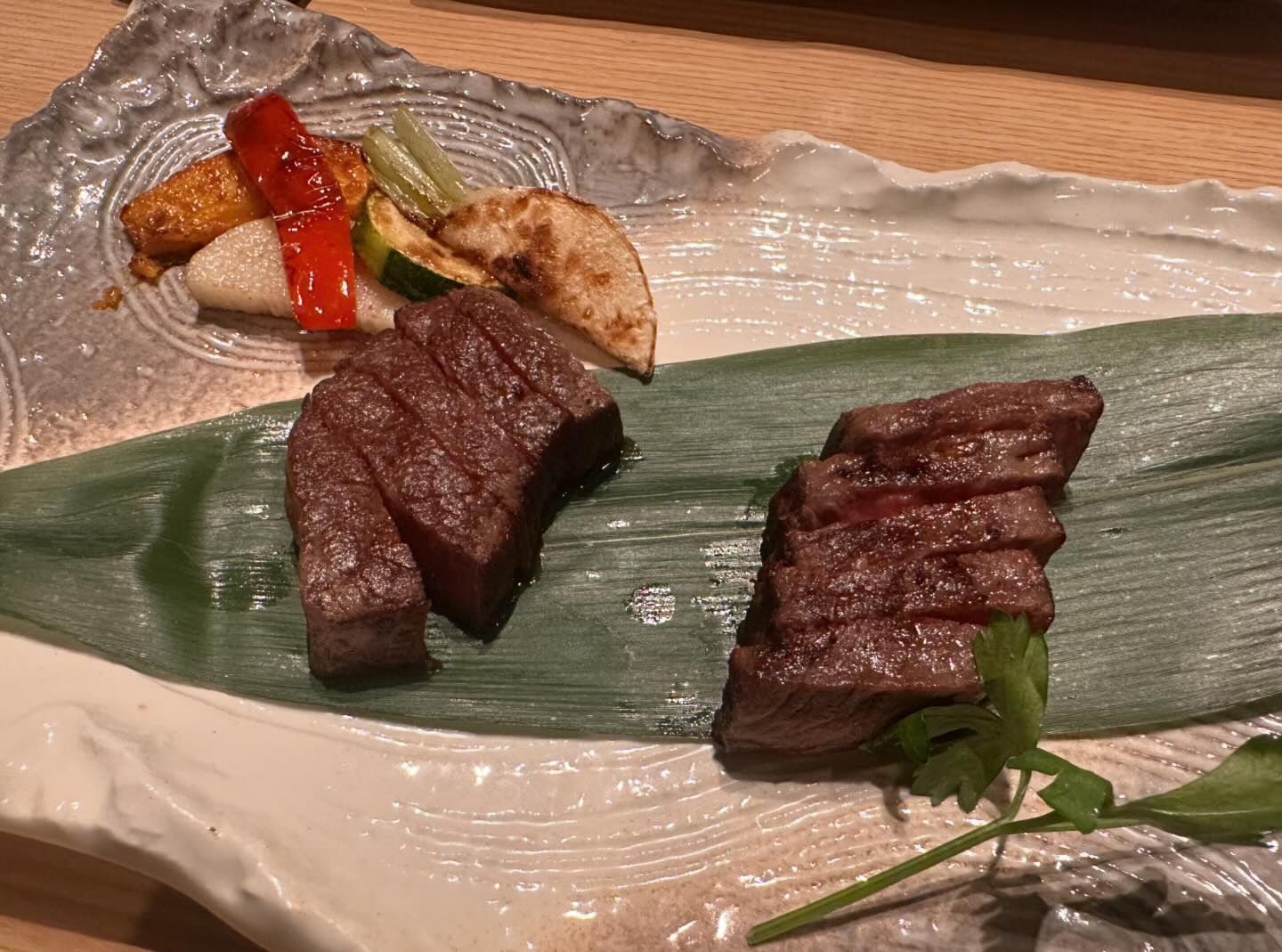 .
円居 神楽坂別邸 @神楽坂

A5黒毛和牛の熟成肉ステーキをコースで食べられるお店！
お誕生日のお祝いで去年連れて行って頂いたんだけど、ここのステーキは余分な脂身や筋を完全に取り除いて綺麗にカットされていて、満足感がものすごかった…！

サラダの味付けがかなり好みだったのと、前菜がどれも美味しくてコース全体のバランスがめちゃくちゃ好きだった🙌🏻💯
〆のご飯も少しずつ分けてくれたり気配りがありがたい✨

完全個室とテラリウムを目の前にしたカウンターがあって、今回は個室だったけどテラリウムがかなりお洒落だ