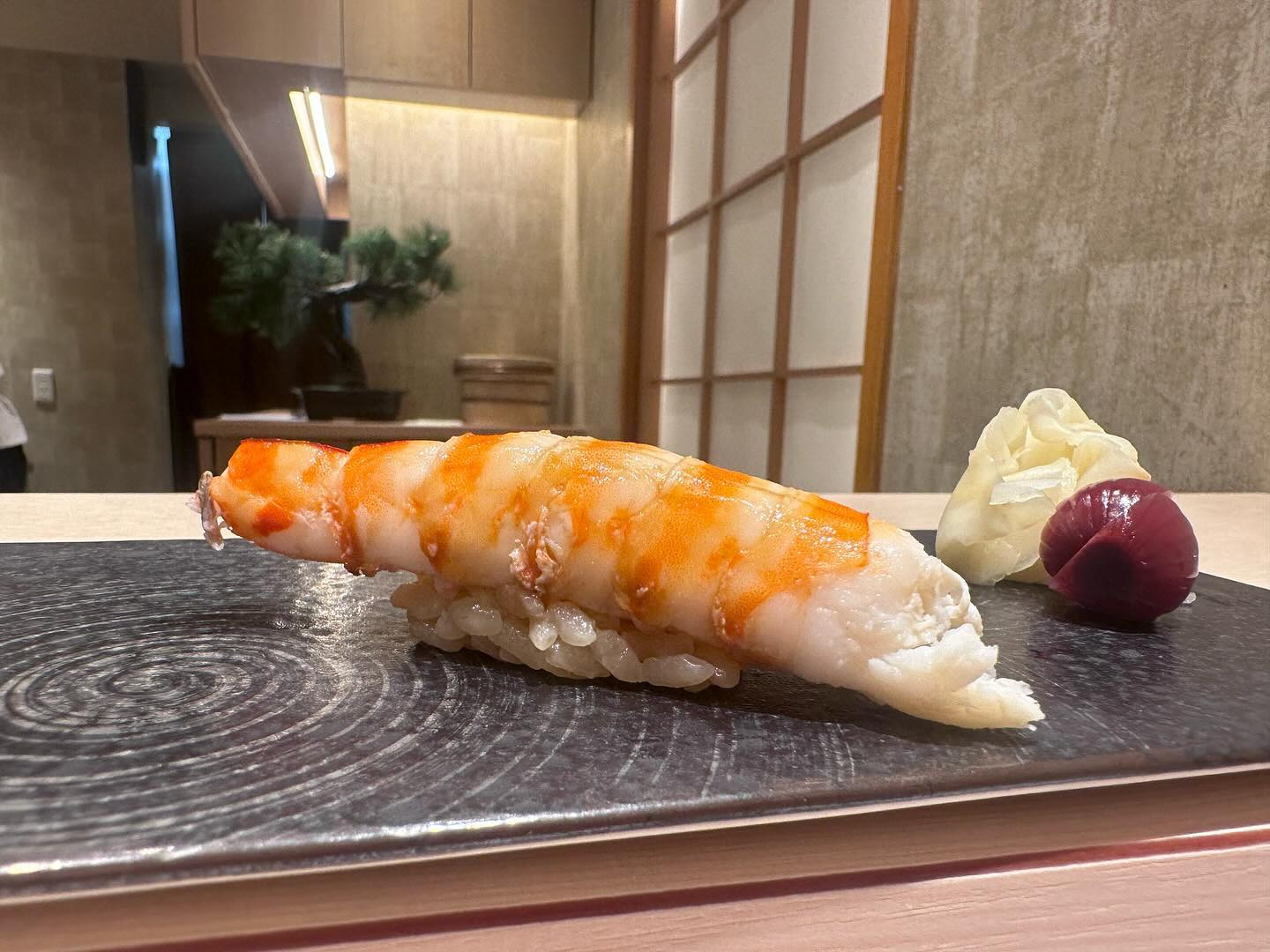 .
鮨きもと@神楽坂

銀座のミシュラン獲得店からの暖簾分けで神楽坂に出店したお寿司屋さん
盛り付けがとても綺麗な1品料理と江戸前寿司を広々した席で食べられるお洒落なお寿司屋さん🍣
板前さんが丁寧に説明してくれるのがありがたかった✨
お酒も種類が結構あって、切子のグラス可愛かったな💓

#お寿司 #鮨 #寿司 #神楽坂 #神楽坂グルメ #神楽坂ディナー #神楽坂散歩 #飯田橋 #飯田橋グルメ #東京美食 #グルメスタグラム #ミシュランガイド #食べログ #都内グルメ #東京グルメ