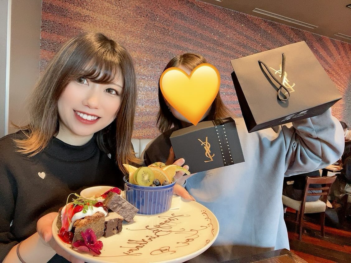 💙

ちょっと早いけど
おともだちに誕生日のお祝い
してもらったよ🎂💝

サプライズ全然気づかなかったwww
毎年ほんとにうれしいありがとう🥲

あと10日で30さい、、！
ほんとにあっとゆーまだな

特にイベントはせず
みんなとゆっくりできたらなーと
思ってるので、お祝いしてくれたら
うれしい気持ちですっっ🥺✨

#新潟スナック #古町スナック #snacknodoka 
#古町キャバクラ #古町クラブ #古町 #セクシー #ギャル 
#新潟ナイトナビ #新潟 #新潟グラマー #新潟古町 #新潟美人 
