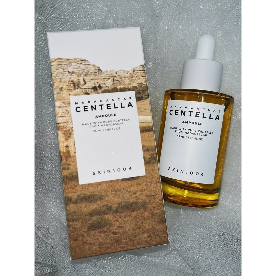 ꕤ𝐒𝐊𝐈𝐍𝟏𝟎𝟎𝟒ꕤ
マダガスカルの大自然で育ったセンテラアジアティカから純度100％のツボクサエキスを抽出し､使用したスキンケアを中心に商品を展開🌿.∘
最上級の原料をお届けするために､収穫･乾燥･保管方法まで徹底的に管理し肌に触れるものは清くやさしく成分にこだわりを持っています☺️

〖センテラアンプル〗
敏感肌の方にもやさしい成分だけを⸜❤︎⸝
𝐒𝐊𝐈𝐍𝟏𝟎𝟎𝟒1番人気の商品で
韓国のOLIVE YOUNGでも販売中の商品🫒
マダガスカル産ツボクサエキスを
100％使用していて鎮静効果がとても高く
