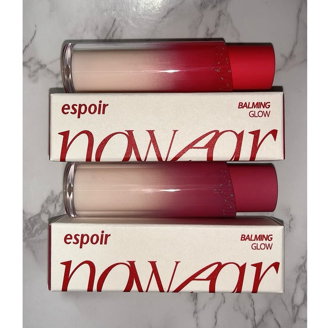 espoirさんから2/15よりQoo10で新作リップ登場💄💋
今までのティントも良かったけど今回の新商品は
リップバームタイプなのにしっかり発色して
ティントみたいに色持ちも長時間キープできるの😍
色味展開も豊富で写真はベリーコアとブルーベリー✨️
カラーバリエーションが豊富なべーリッシュカラー感で
しっかり上品なツヤ感も演出してくれる🩷
一度塗りでは粘膜リップのように自然な感じが演出出来て
二度塗りからはちゃんと発色されて
果汁を含んだような感じに演出してくれる🫐
しかも今バーミンググロウリップを購入