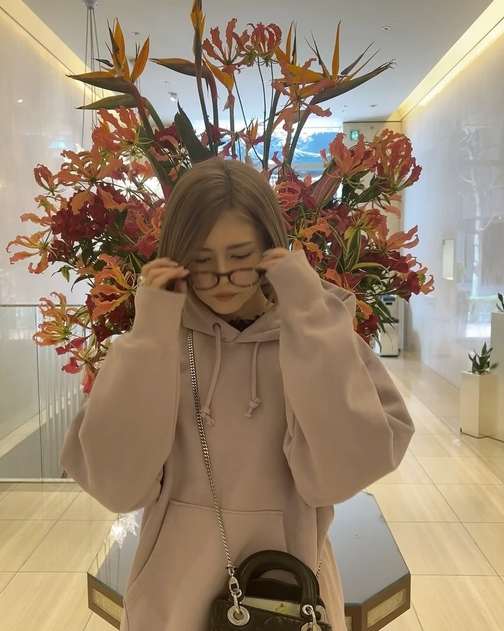 チームラボぃった☆*:.｡. o(≧▽≦)o .｡.:*☆

休日メイクは裸眼(眼鏡)+日焼け止め+お粉なんですが、銀座でランチだったのでチーク3色を使ってハイライトとリップ、アイシャドウも仕上げました。
この時の気分は群青日和、わかる人にはわかる。？
#キャバ嬢 #リオグループ #私服 #東京メトロ #キャンメイク #ノーフィルター #めいレポ