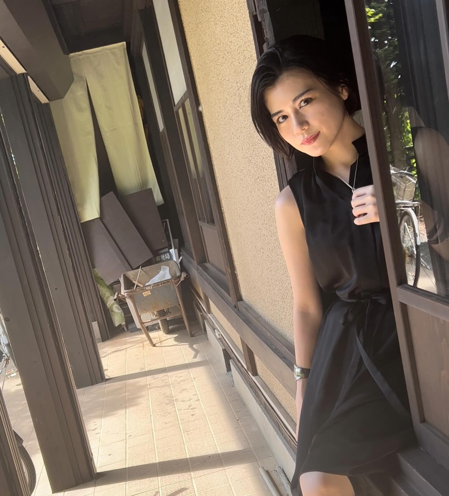 過去シリーズ②
当時、蕎麦屋の縁側に座って動画撮ってもらったらA○女優のパケージみたいになって笑ってました。
2枚目は私が出てくるところをスクショしたんですが、ポーズがちょっと面白かったので載せます。
#キャバ嬢 #リオグループ #私服 #縁側 #ノーフィルター #めいレポ