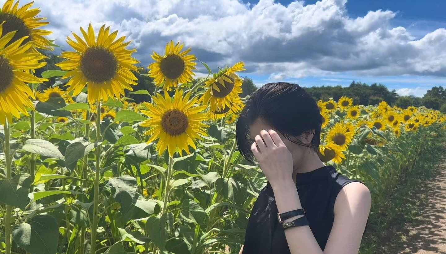 過去シリーズ①
身内に垢バレしたので鍵垢にしました。これからは認知されるための自撮りはしません。笑記録用に使います。
ちなみにこれは29歳の夏、痩せてたなあ。
#キャバ嬢 #リオグループ #私服 #ひまわり畑 #ノーフィルター #めいレポ