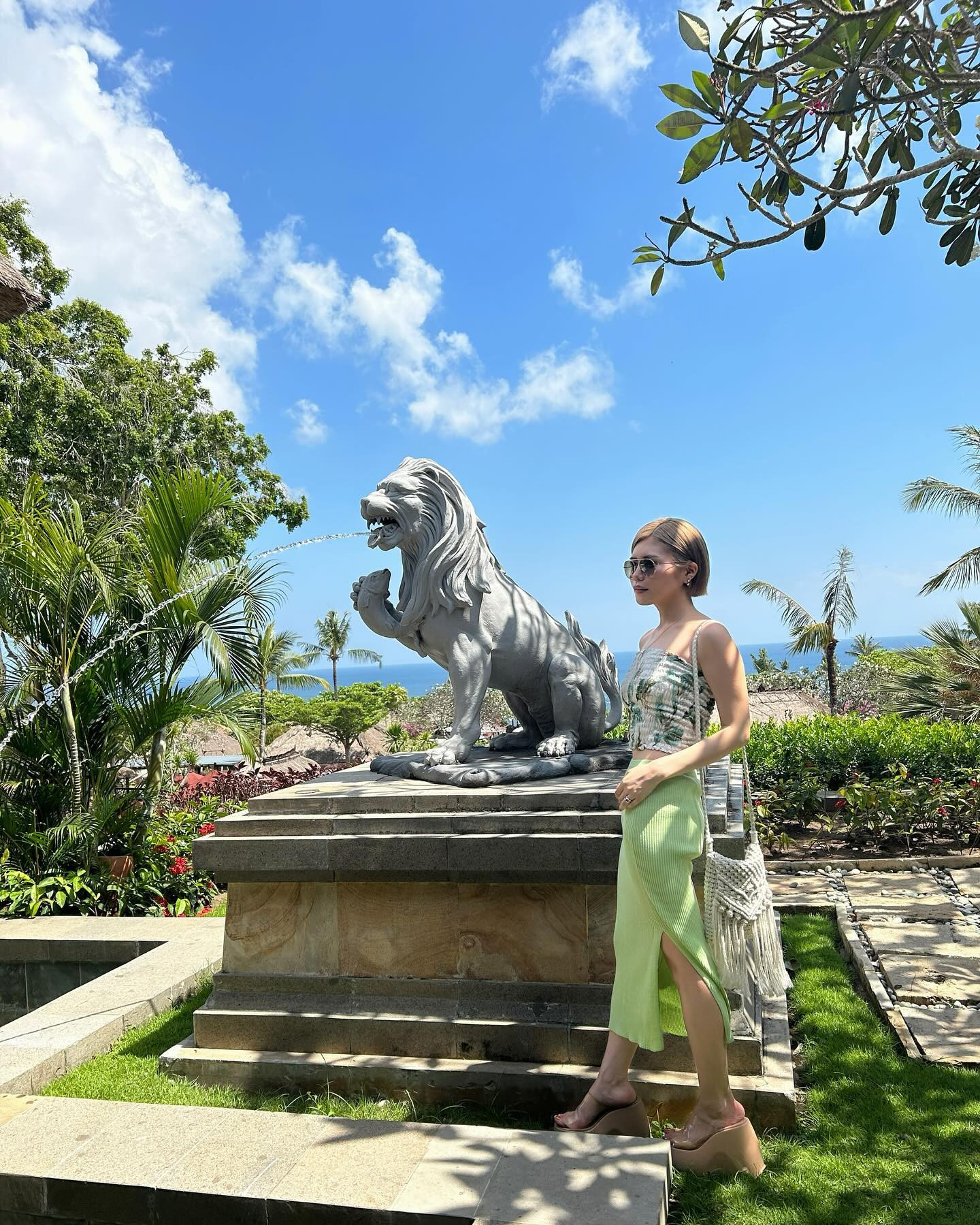 母に選んでもらったフィード用写真⑥
自撮り飽きたので、去年のバリ🏝️の写真にしました。
バリでバリバリ〜クタでクタクタ〜♪って言ってたおじさん元気かな。笑
#キャバ嬢 #リオグループ #私服 #バリ #ノーフィルター #めいレポ