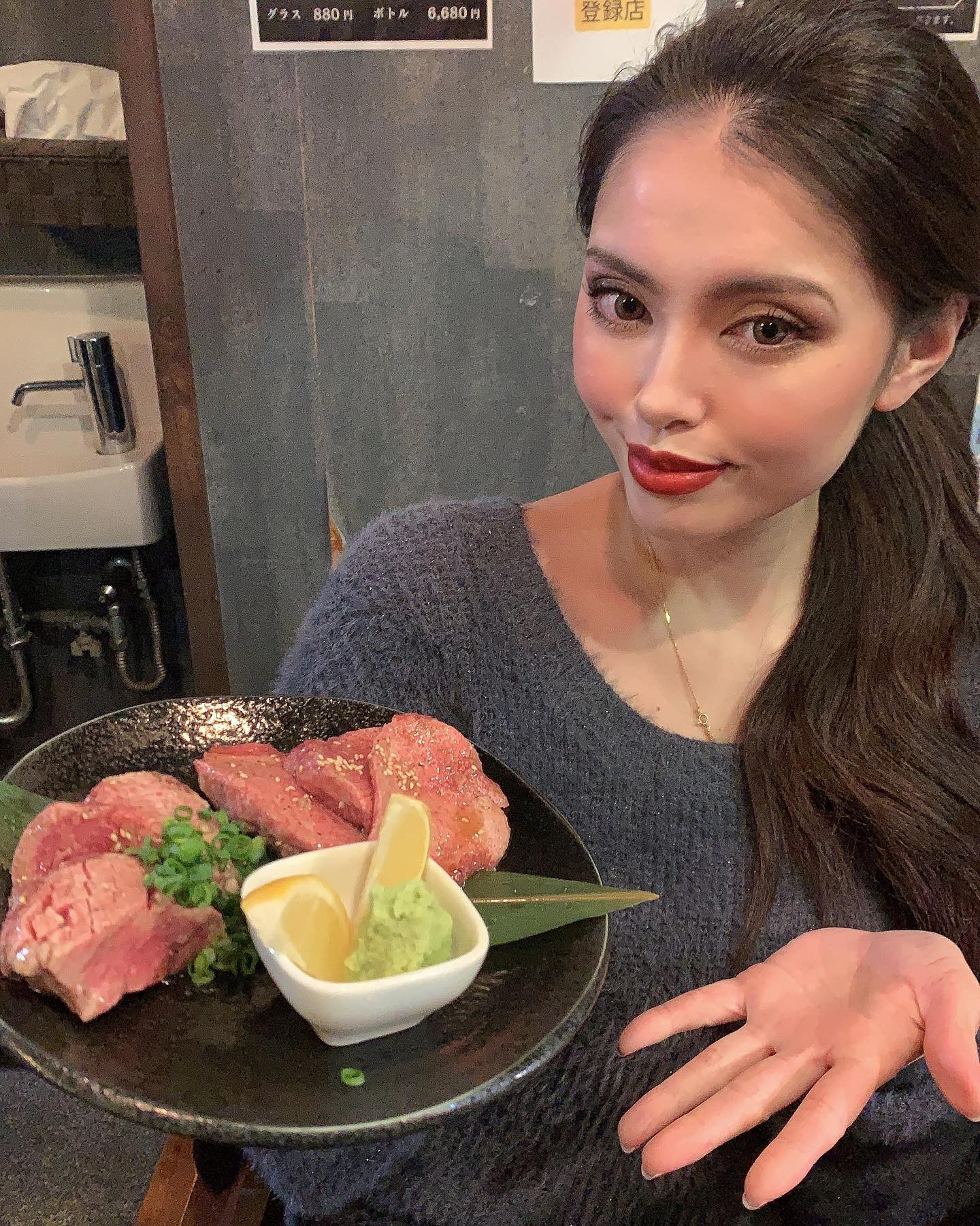  Instagramで記事を開くナンシー...