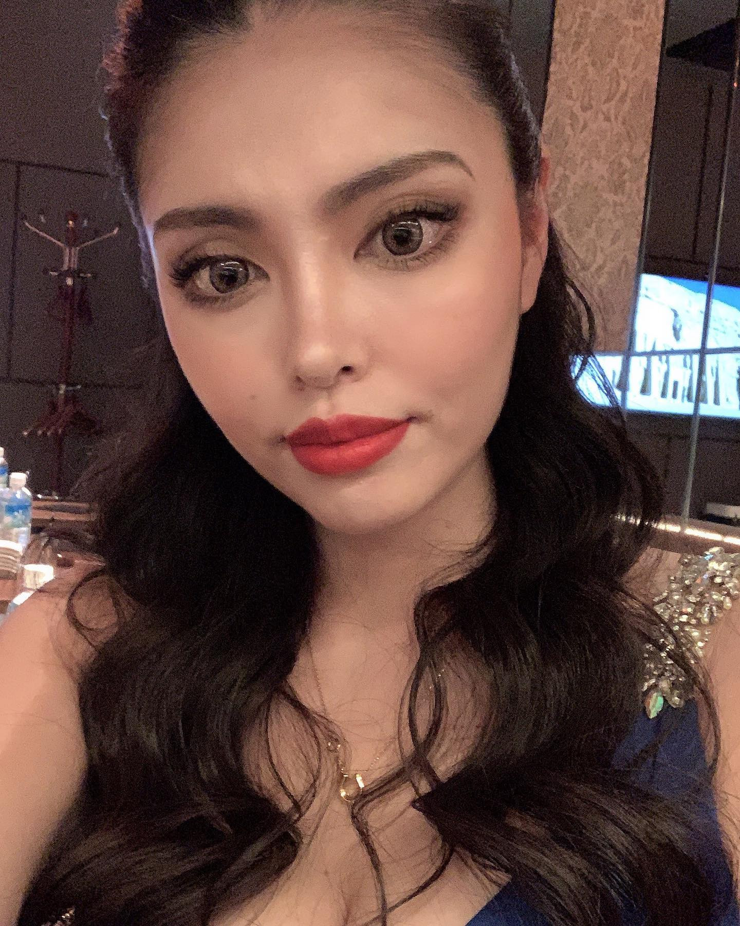  Instagramで記事を開くナンシー...