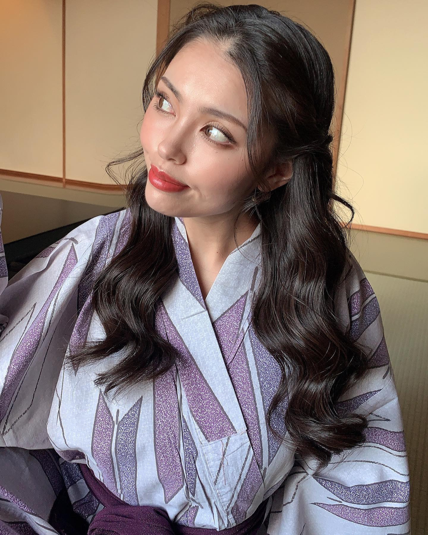  Instagramで記事を開くナンシー...