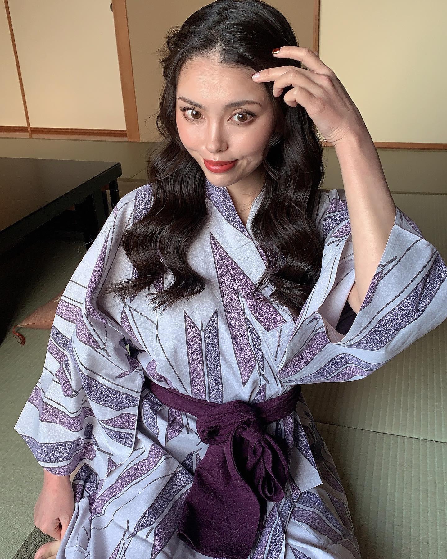  Instagramで記事を開くナンシー...