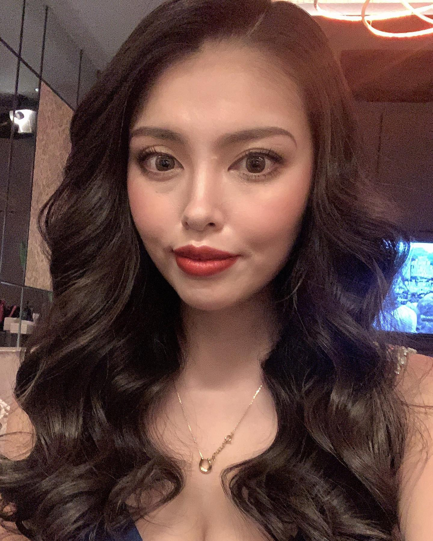  Instagramで記事を開くナンシー...