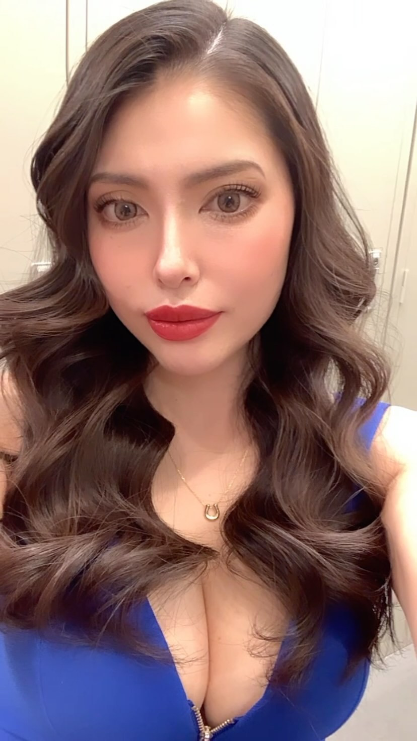  Instagramで記事を開くナンシー...