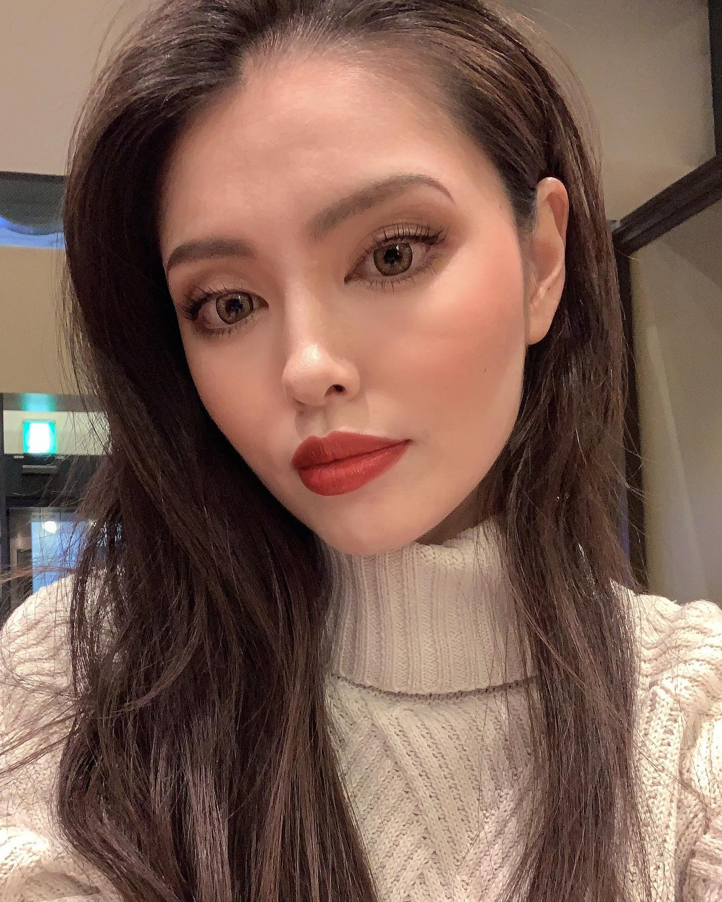  Instagramで記事を開くナンシー...