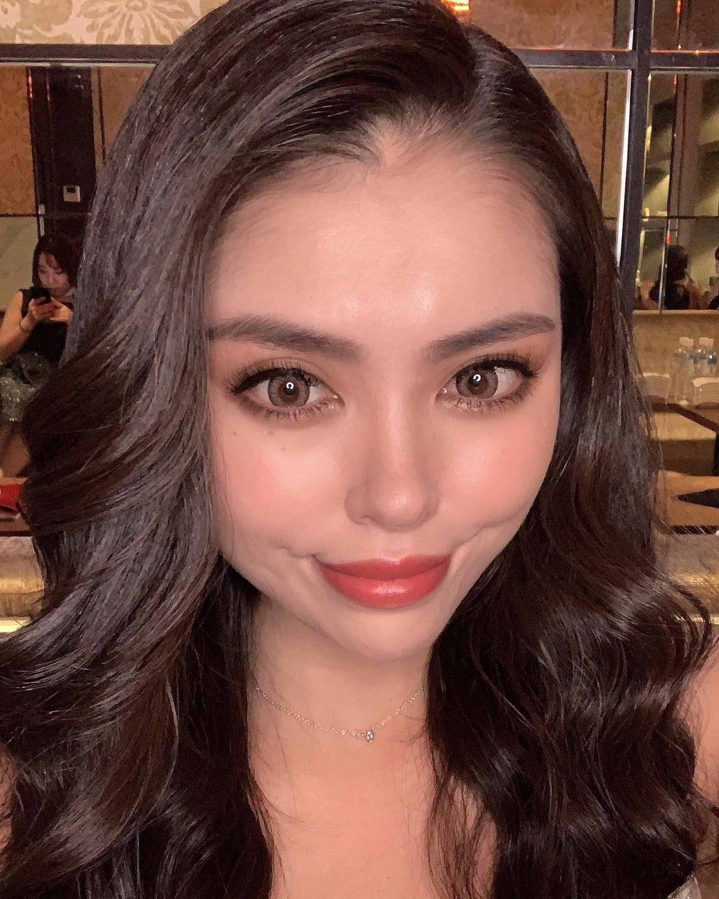  Instagramで記事を開くナンシー...