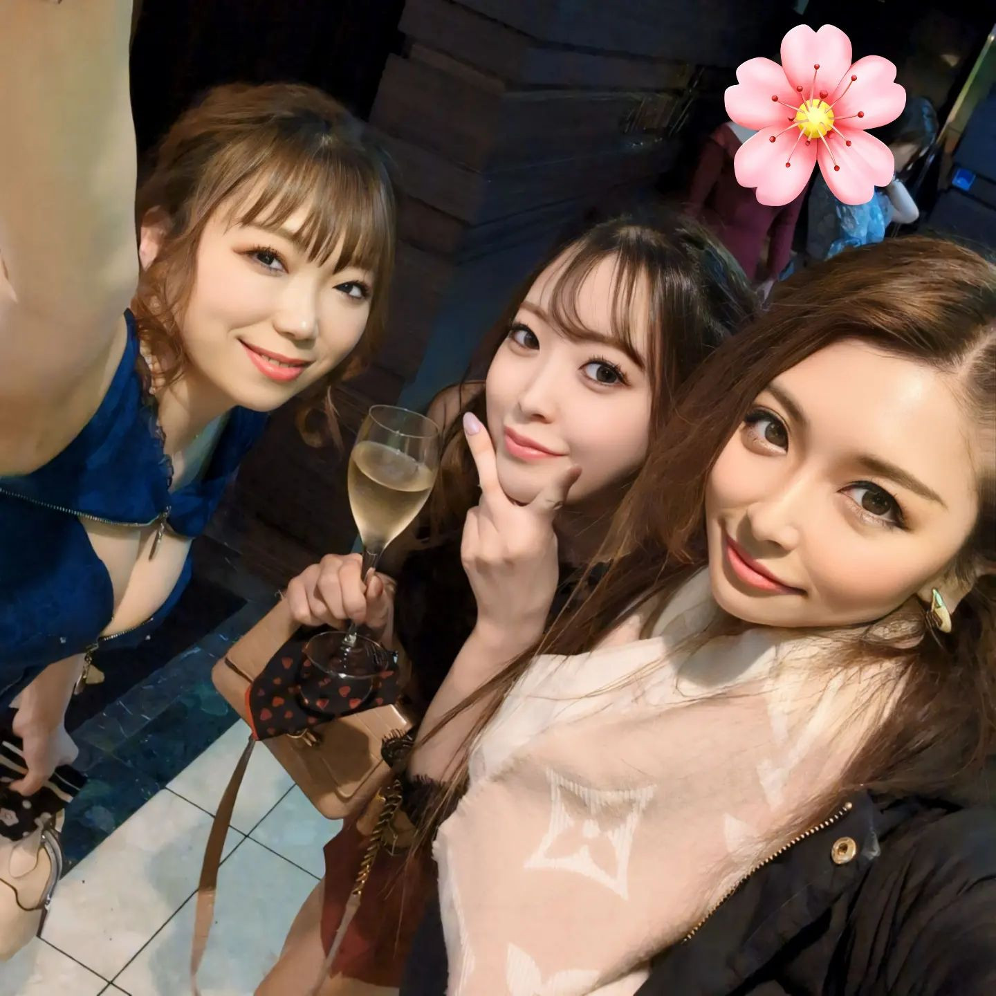 .
.
.
みきてぃシャングラ持っての見送り🤣🤣🤣
ひなさんお乳エロエロ♥

激しく楽しかった😺♥
@hibiki.group 
@letoile_sinseigroup 
@miki_letoile 
@hina_letoile 
#レトワール#響グループ #水川潤#美松ビル5F#札幌 #すすきの #北海道 #ニュークラブ #ニュークラ嬢 #すすきのニュークラ #ラウンジ #ラウンジ嬢 #キャバクラ #キャバ嬢 #ホステス #夜職 #ナイトワーク #ポケパラ #インスタ指名 #求人 #お酒好きな人と繋が