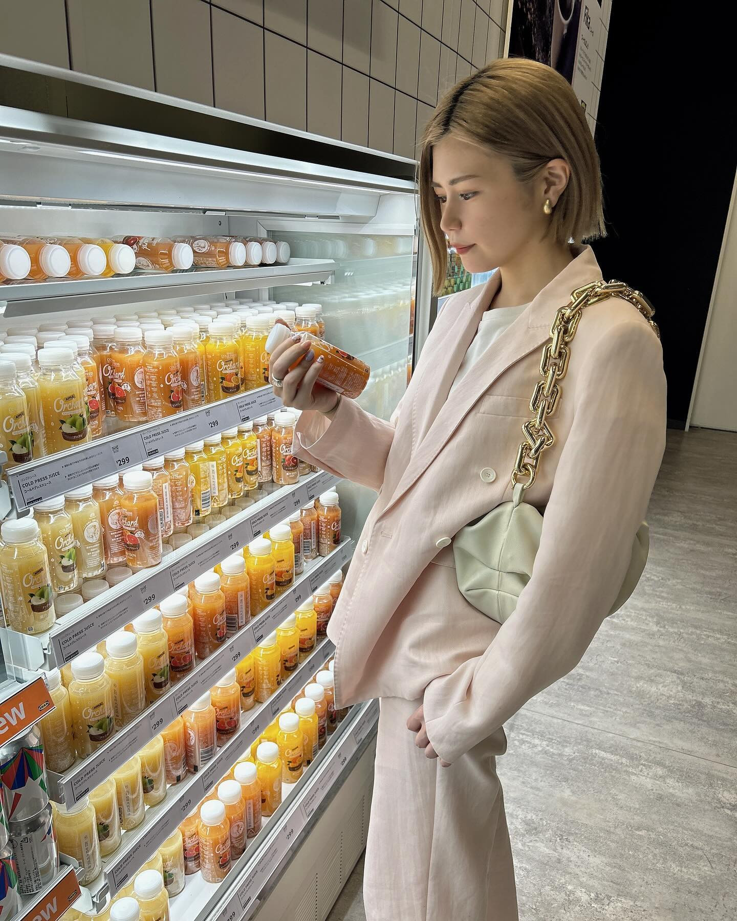 こないだ新しいデスクとチェアを見に行ったんですが、中々しっくり来ず、ひたすらネットサーフィンしてます。
ちなみにこの写真で大喜利を頼んだんですが、渋かったので今回はナシです。
手に持ってる300円くらいしたジュースは想像より遥かに酸っぱくて、ソッコー母にあげました。ｺﾞﾒﾝﾈｯ

#キャバ嬢 #リオグループ #私服 #セットアップ #ノーフィルター #めいレポ