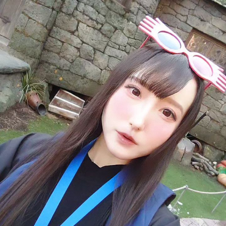 .
スタジオツアー①

豊島園の跡地にできたハリポタ天国♥️
毎度恒例のお一人様なので他撮りスポットの写真はない…笑

まず駅についてすぐパトローナスの像やら寮旗やらハリポタワールドが展開されててテンション上がり、入口のドラゴンでまた上がる😇

ローブと杖を買って更に上がる🤞🏻💨

大体みんな買うからかローブのサイズ在庫によってなかったりするから行く方は注意！
まなみはSSサイズがなくて少し小さかったけどSSS(150)サイズ買ったよー
次行って在庫あったらSSサイズ買うかも🤔

杖はもちろん大好きなルー