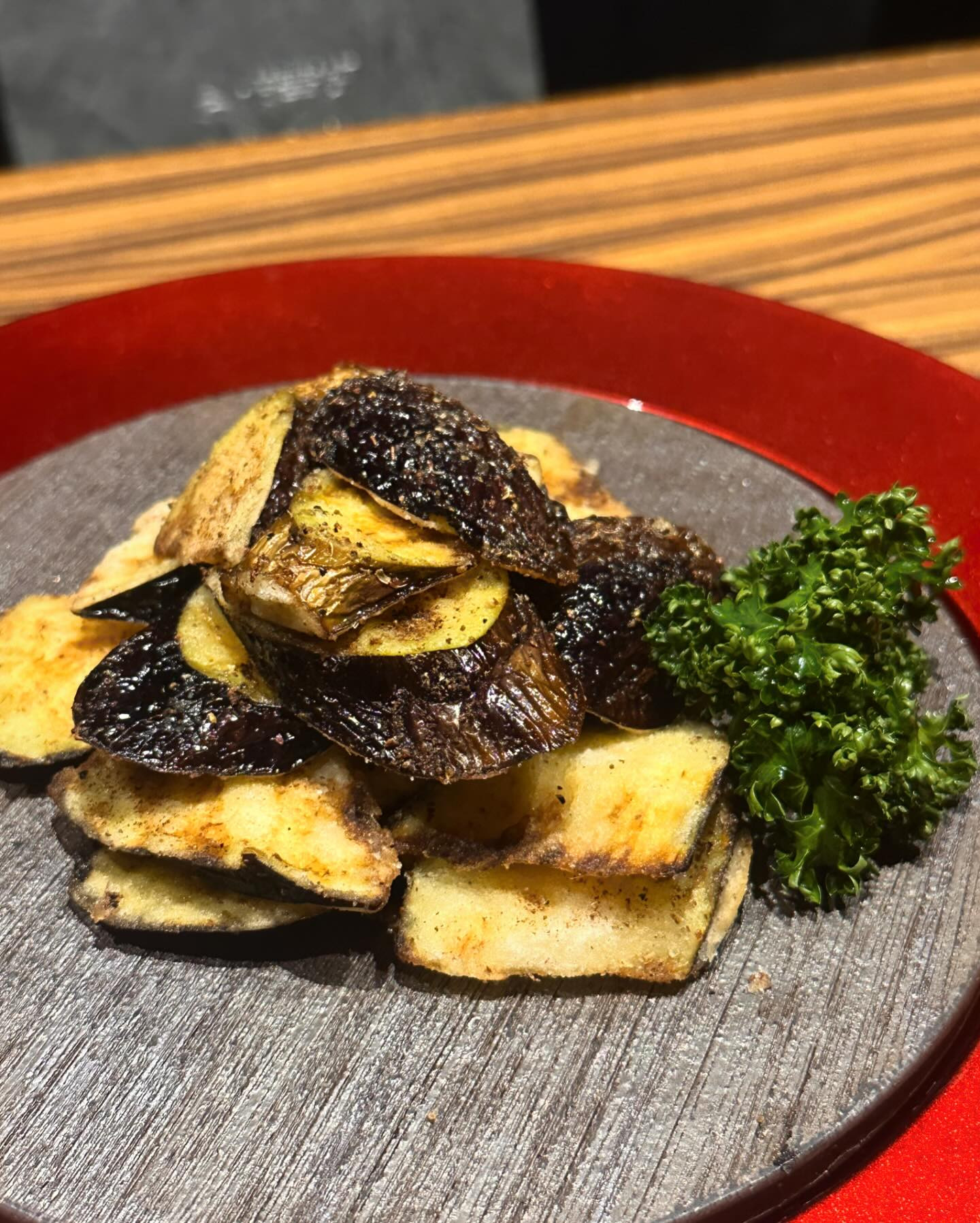 .
結華楼 @ 神楽坂

お馴染み結華楼🥟
いつ食べても美味しいし、いつ行っても店内が落ち着いていて中華料理屋の雑多さを感じない空間で好き🤍
もちろん雑多な雰囲気の店も好きだけど、こういうお店が1件あると誰を連れて行っても間違いないからありがたい～

小籠包と海老料理とふかひれスープがお気に入りだけど、茄子の山椒揚げが最近かなりブームで行くと毎回食べちゃう🍆1人1皿毎日食べたい🍆

麻婆豆腐も美味しかったし、結局全部美味しかったな…🤔

#中華 #中華料理 #神楽坂 #神楽坂グルメ #都内グルメ #結華楼