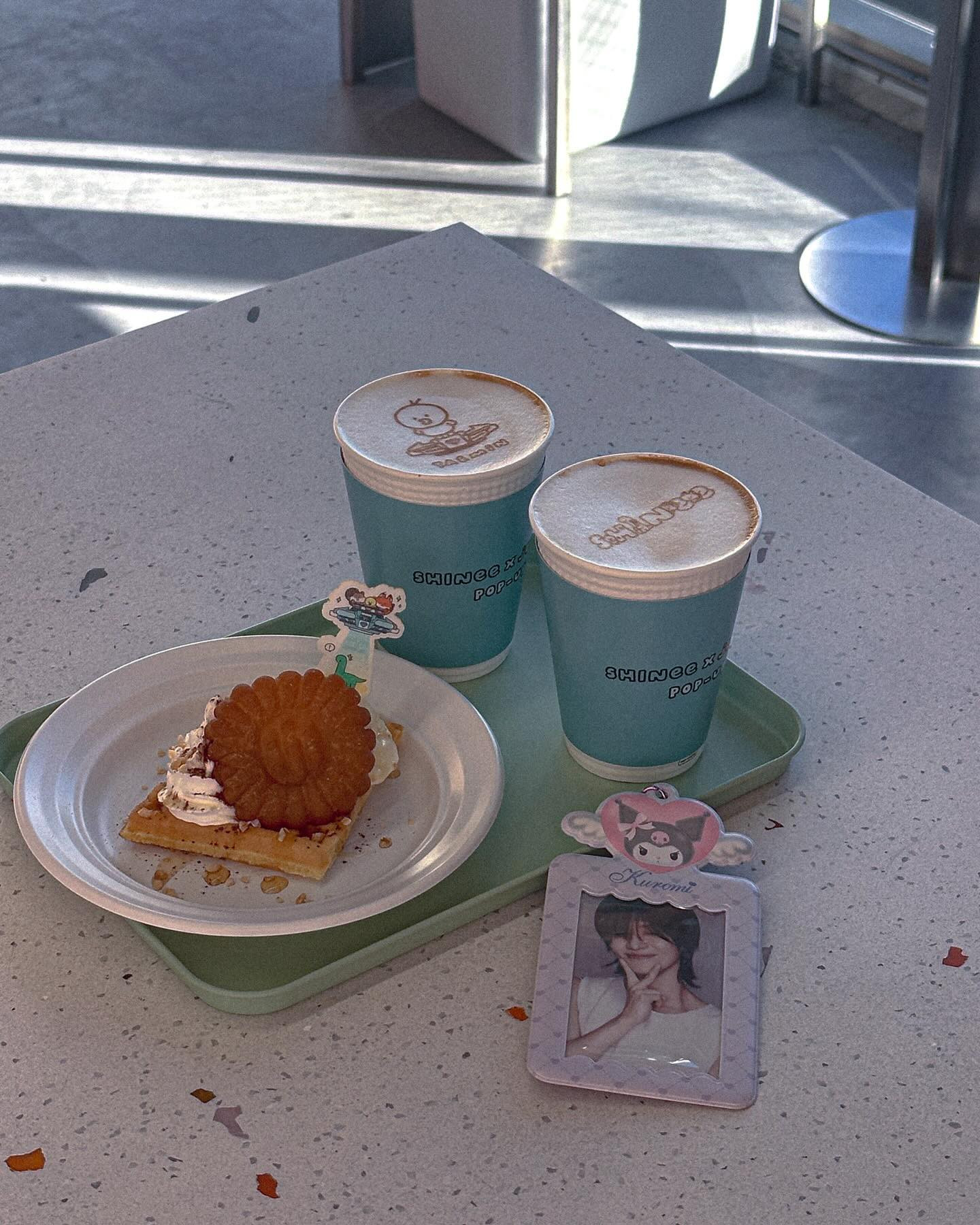 .
SHINee×JOGUMANのポップアップに行った💎

ワッフルの上に薬菓(お花の形のやつ)が乗ってて甘くてコーヒーとの相性最高だった☕️薬菓だいすき🌼

原宿行くのなんて何年ぶりだろ～～！って感じだった
昔この辺りにある古着とアメトイのお店によく行ってたんだけど、この日は外国の人がたくさんいてインバウンドを感じた💸（笑）

最近はやりたいこと好きなことがありすぎて、時間とお金と体がついてこない生活してます🙋‍♀️でも元気🙋‍♀️

#SHINee #shineeworld #harajuku #to