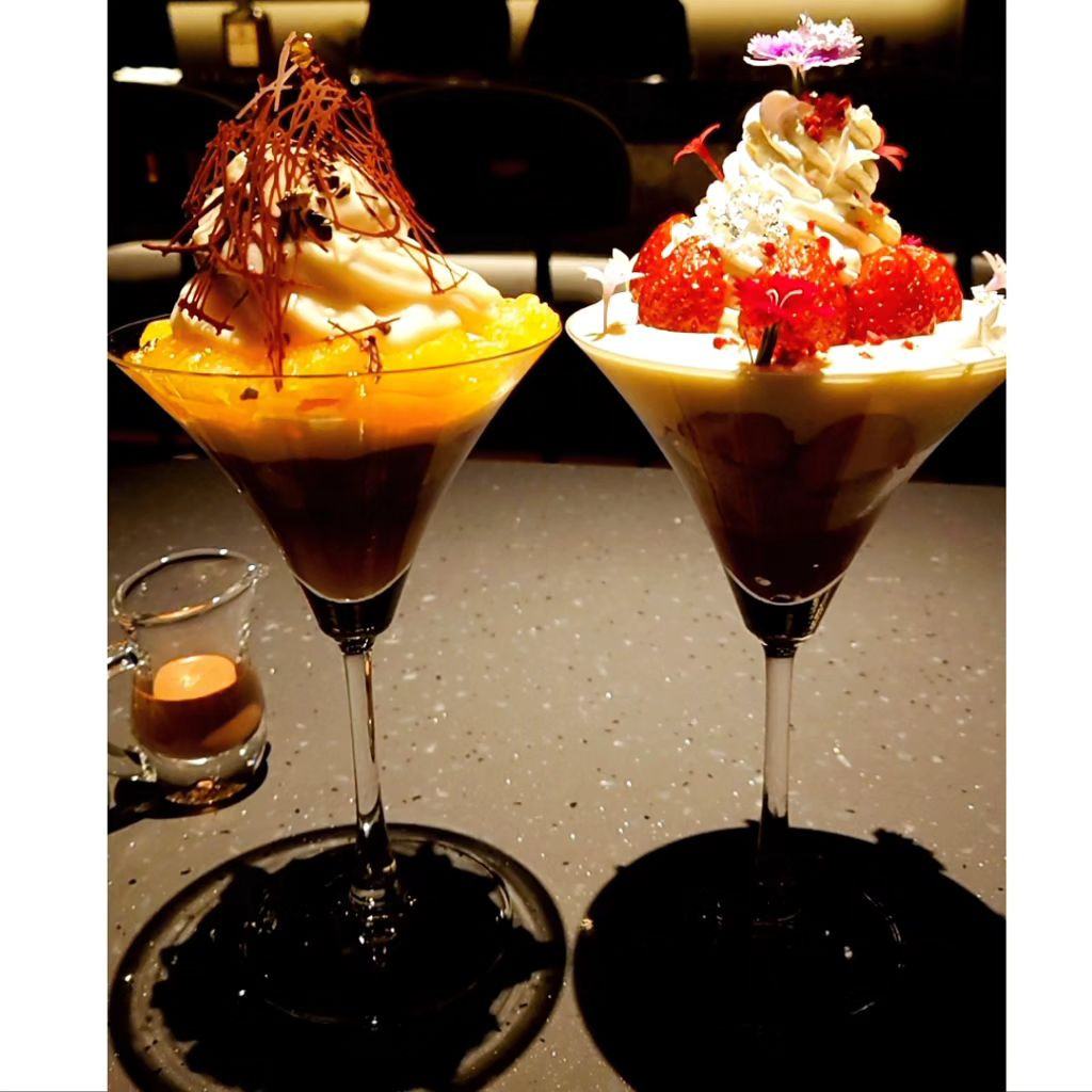 .
会員制のパフェ専門店、Remakeeasy🍰
プロデューサーの林さんが作ってくれる日にゆりあさん @yuria_092xoxo  と行ってきた🙌

メニュー名は忘れたけど、まなみはいちごのパフェと限定のホットショコラみたいなやつ🍓

いちごたっぷりで甘さもくどくなくて美味しい♥️

パフェの説明も林さんきてくれたけど、インスタで写真見る人だーってあんまり話聞いてなかった…笑

店員さんの話うんうんって聞くけどいなくなった瞬間大体忘れてる😮

さくらが好きじゃないから今月の限定パフェはスルーだけど、また