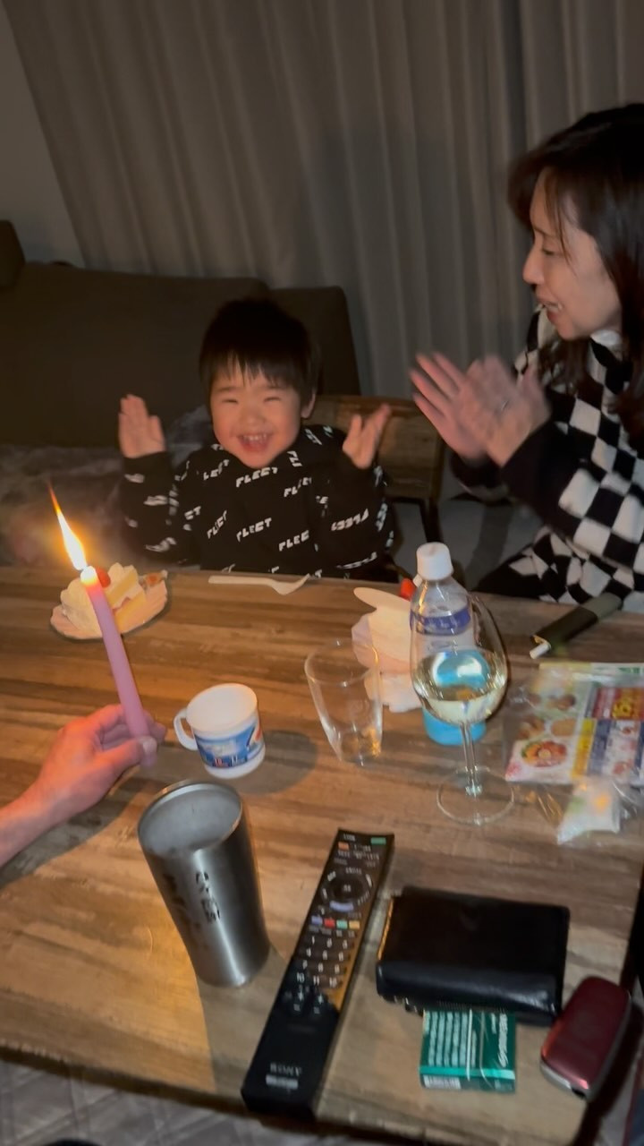 3.22🎂🌸
息子が1歳の誕生日…みたいな最後の動画だけど笑
お母さん、誕生日おめでとう💜ロウソクのクセ😂

息子が産まれる前は女友達みたいだったのに、
息子が産まれてから息子ばっかで少し寂しいです🤣

昔から、どんな時も応援してくれてくれたお母さん。
ただ、今でも私が間違っていたりダサい事してると
ちゃんと愛をもって、叱ってくれる男前なお母さん。

小さい頃から破天荒で、自由きままで、超絶わがままな
私だったから恋愛も苦手だし、妊娠したって報告した時は
大反対されたよね。今でもあの顔、忘れられません。笑