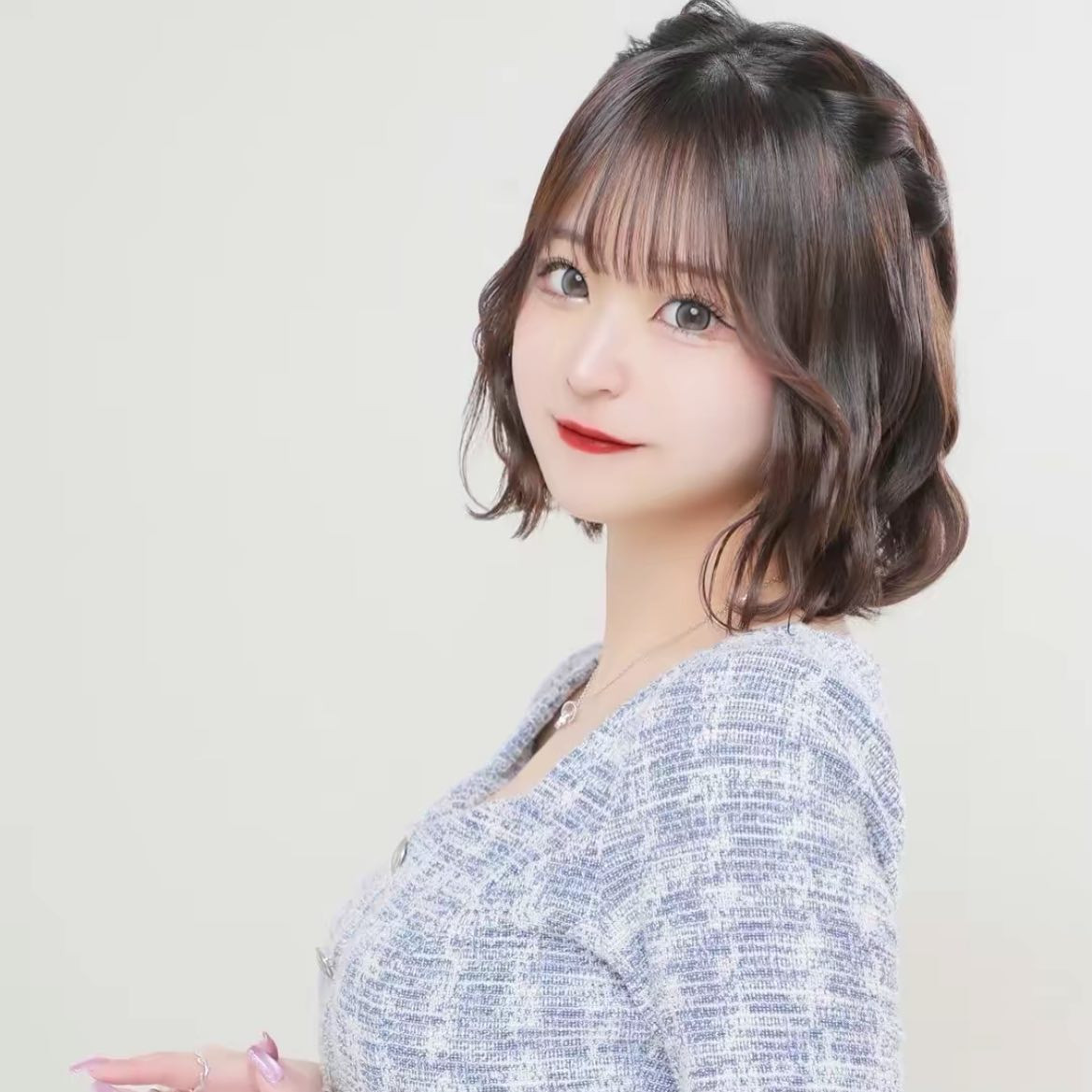 .
今月でウルフグループを辞めることにしました
個人での報告が出来ずに残り2日になってしまいました
ごめんなさい😣💦

まなかをここまで頑張らせてくれたのは
まなかに価値をつけてくれた方のおかげです、ありがとう
ただ、こう見えても真面目でストイックな性格故、
キャバ嬢をはじめて1年
ウルフグループしか知らないすすきの知らずだから
もっと上を目指したい、挑戦したいと思ってしまいました
4ヶ月悩んで決断しました、ほんとにたくさん考えました
どこに行くかは決まってないけど
半月ほどお休みした後、また再出発しよう